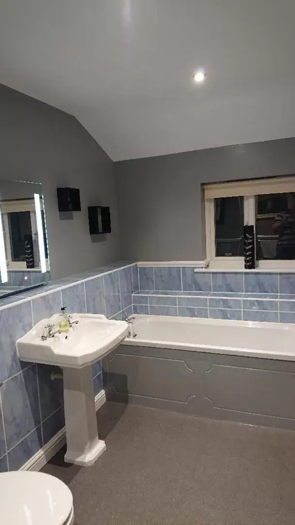 Bathroom in Grove House Hotel