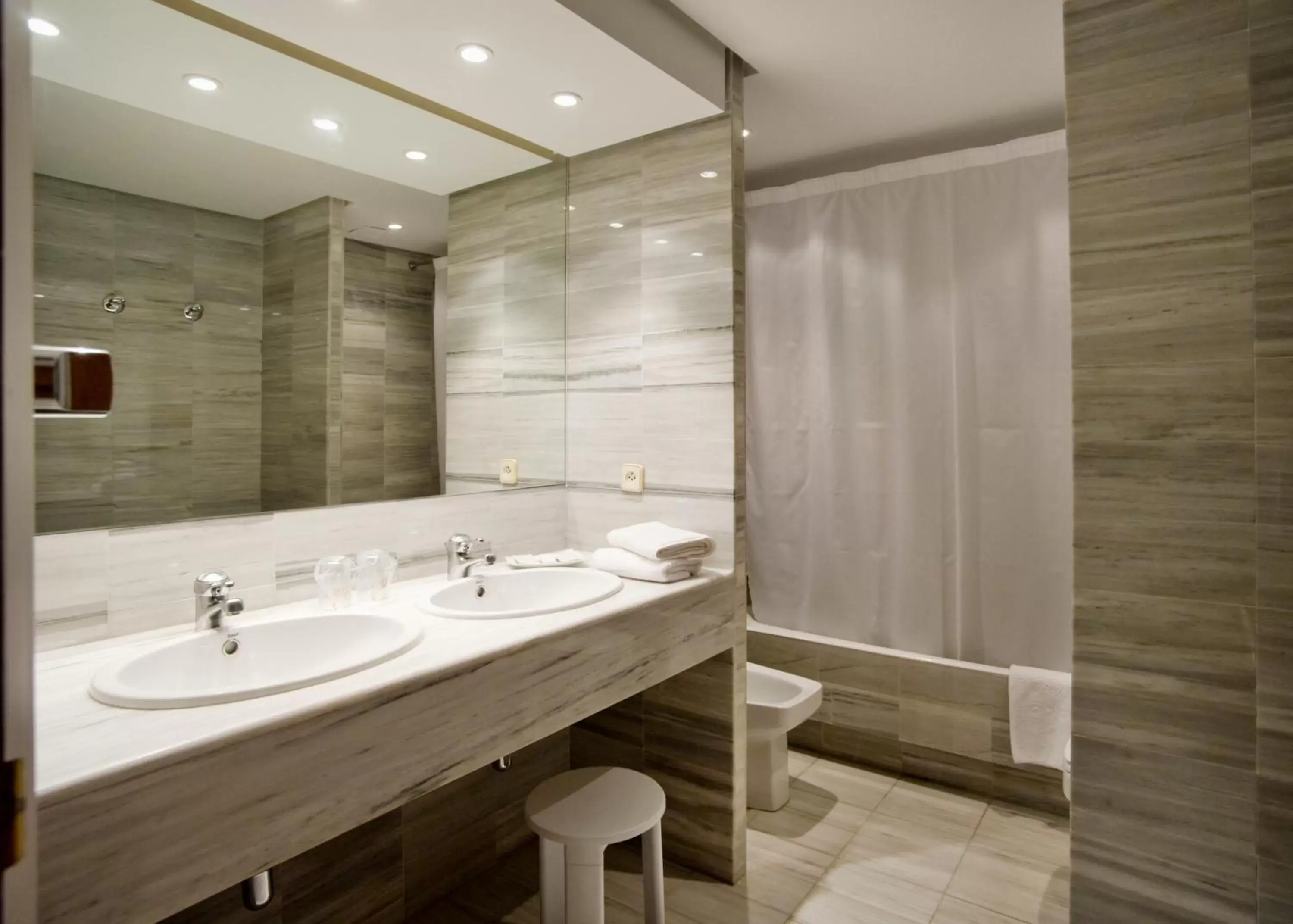 Standard Quadruple Room in Hotel Restaurant Bon Retorn Standard Quadruple Room in Hotel Restaurant Bon Retorn