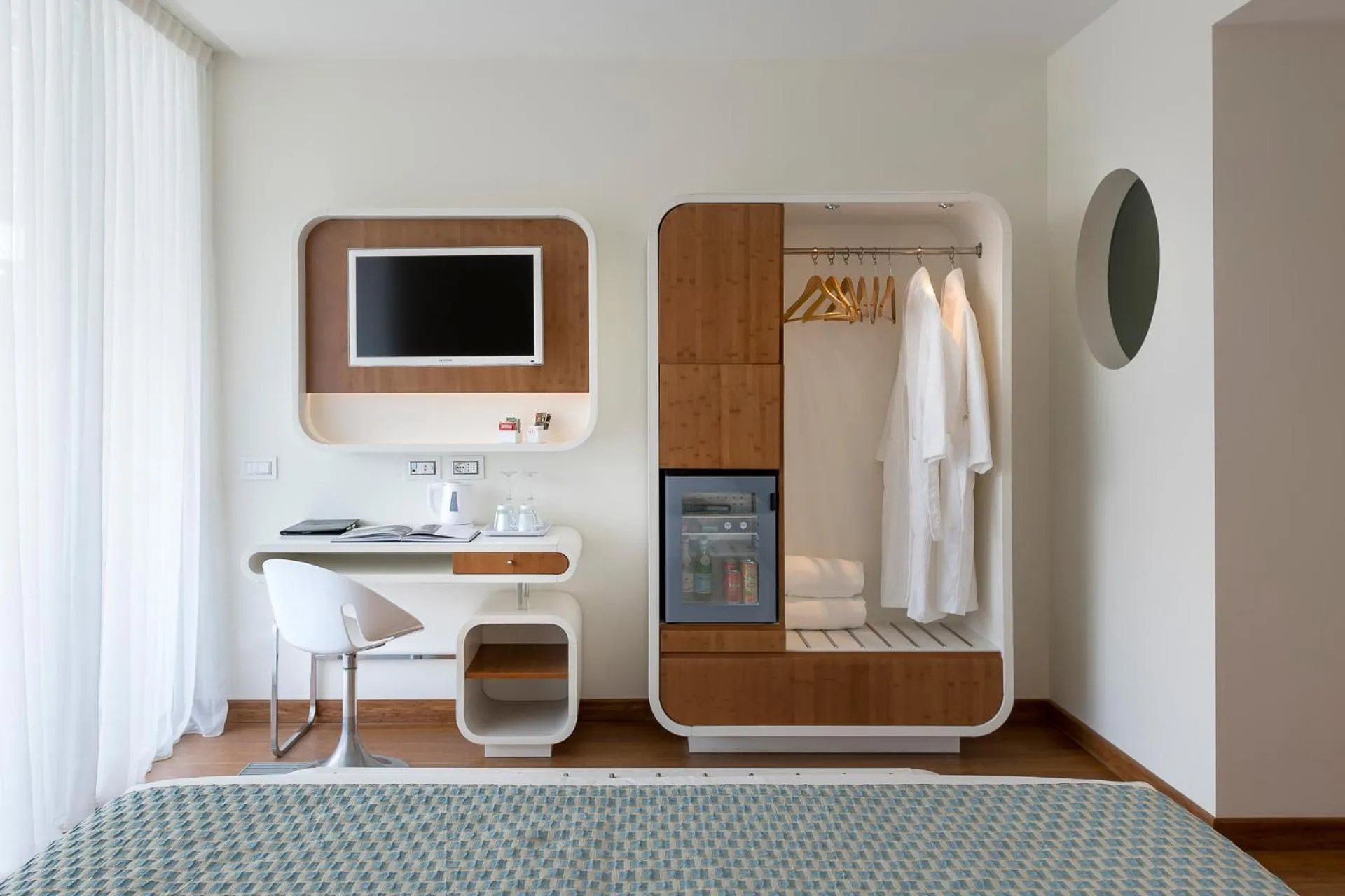 TV and multimedia, Bed in T-Suite Hotel