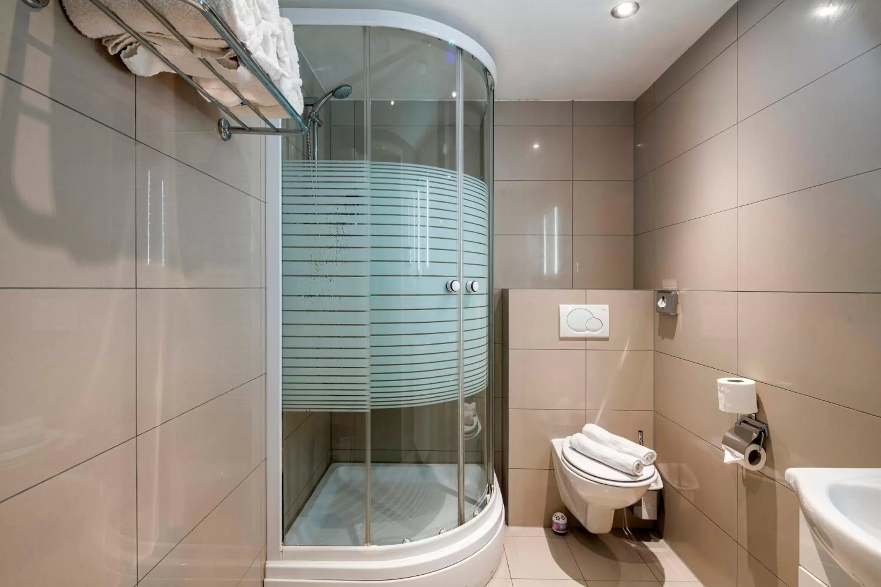 Shower, Bathroom in Hotel Iron Horse Amsterdam