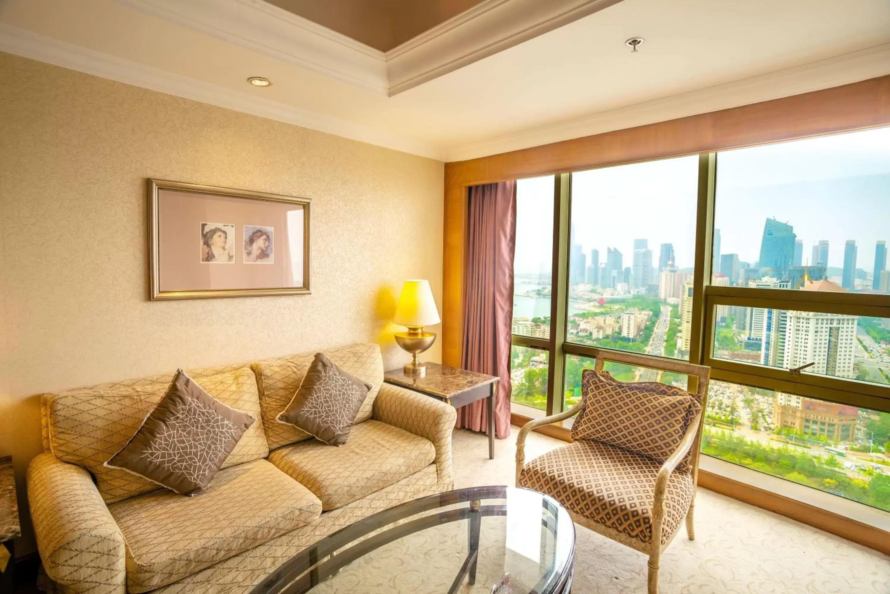 Living room, Seating Area in Crowne Plaza Qingdao, an IHG Hotel