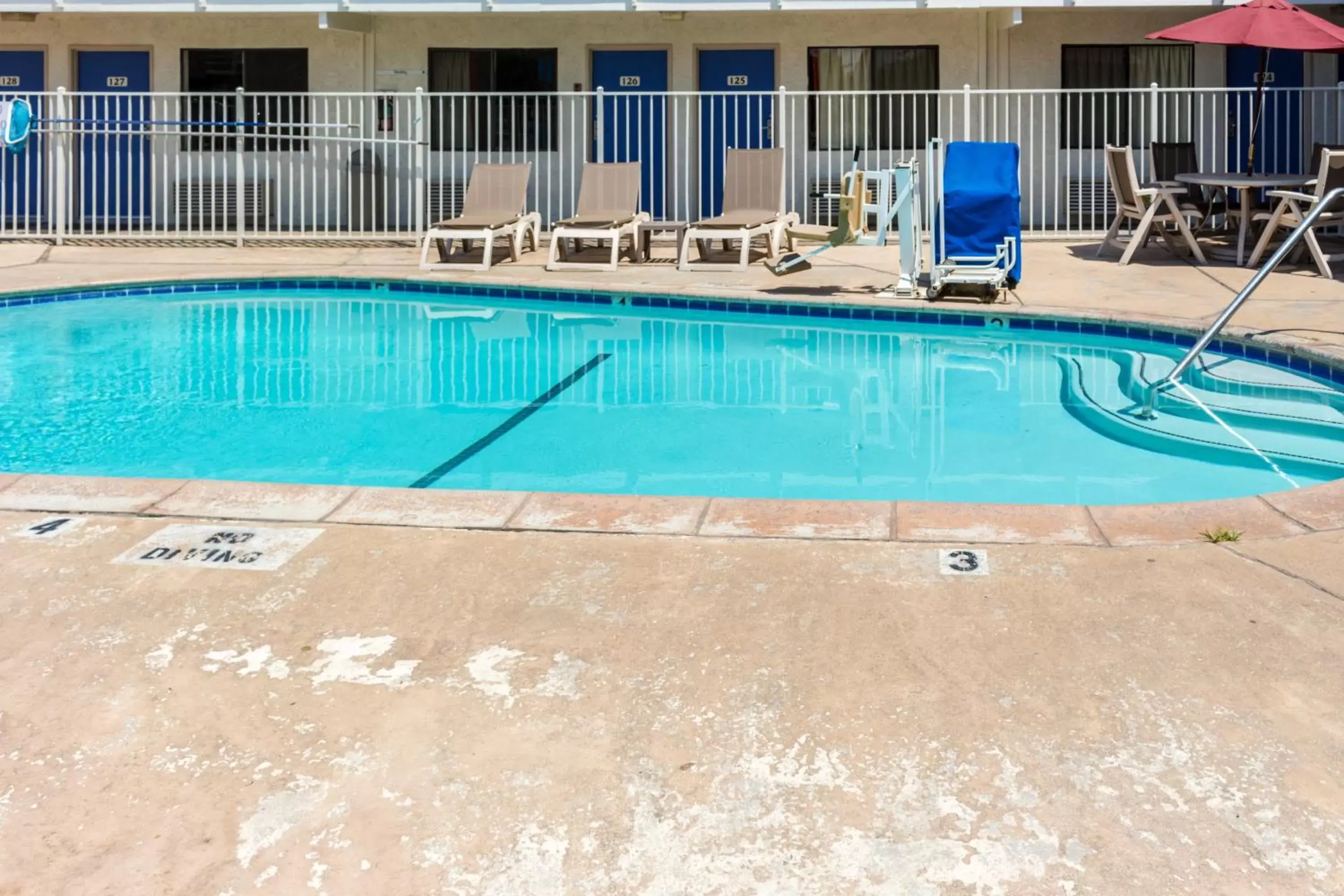 Swimming Pool in Motel 6-Bakersfield, CA - Convention Center