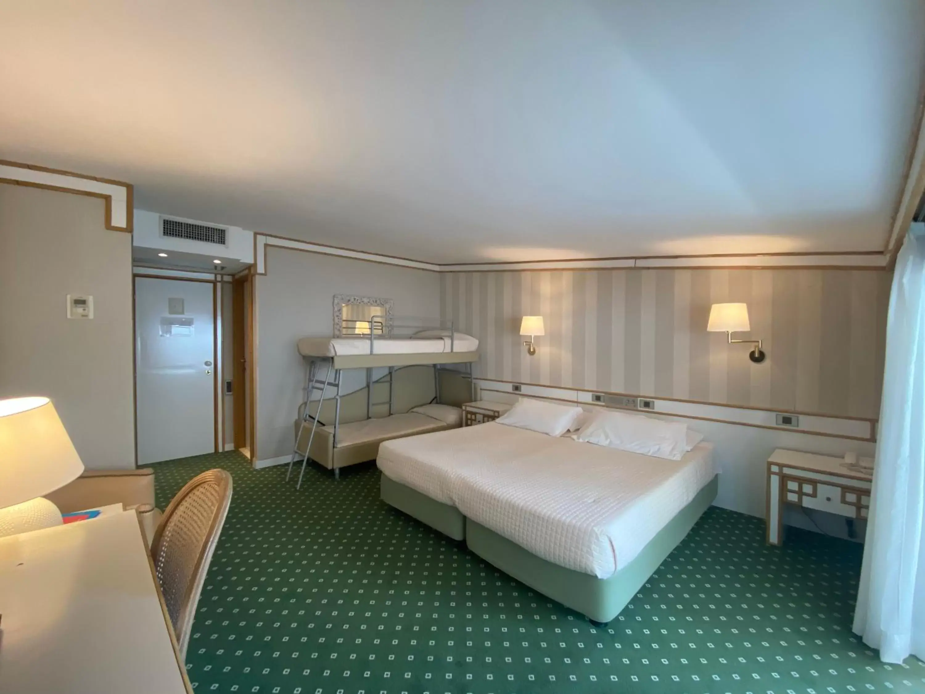 Bed in Hotel President - Vintage Hotel in centro