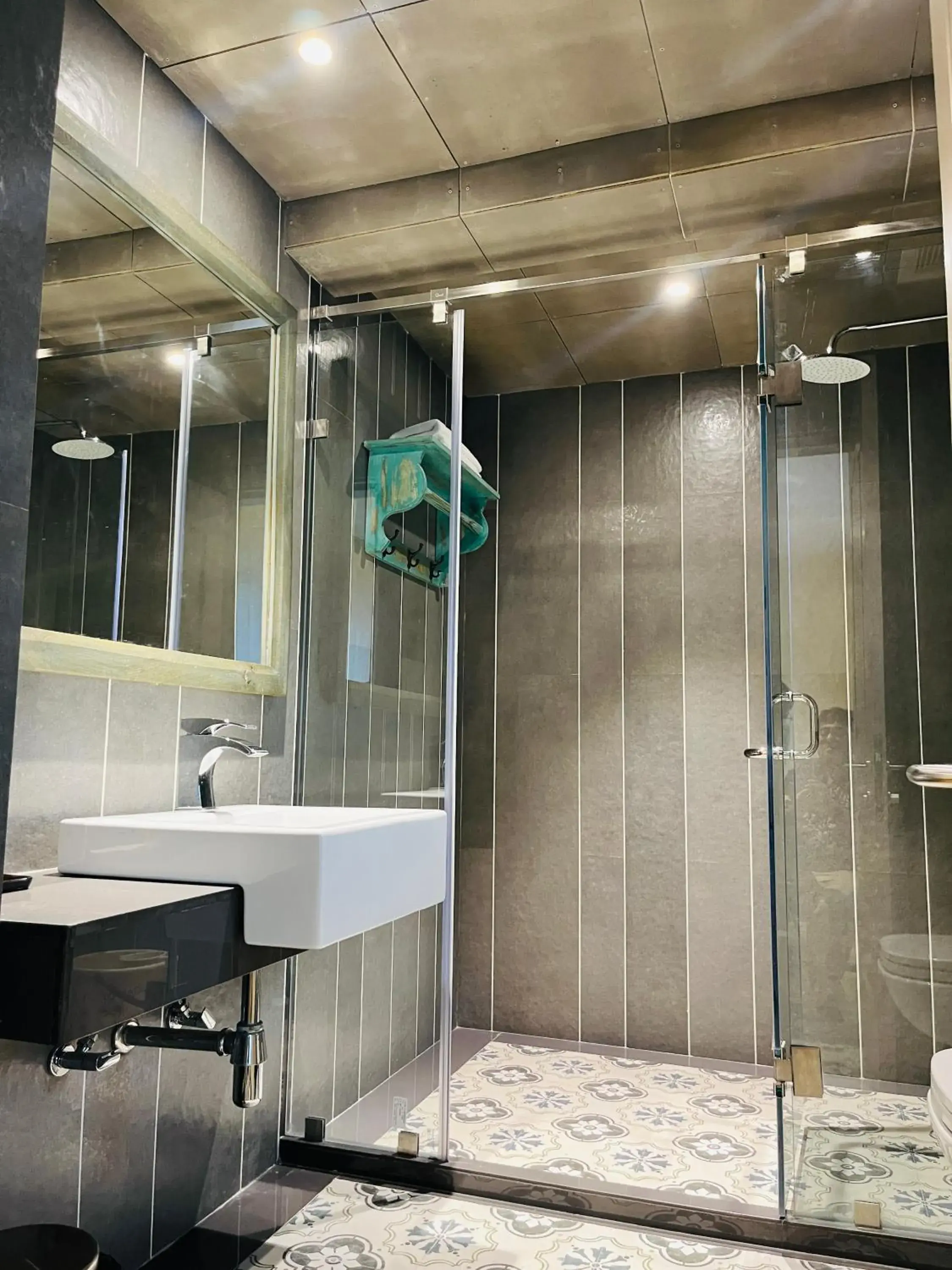 Shower, Bathroom in Budget Inn Bellevue
