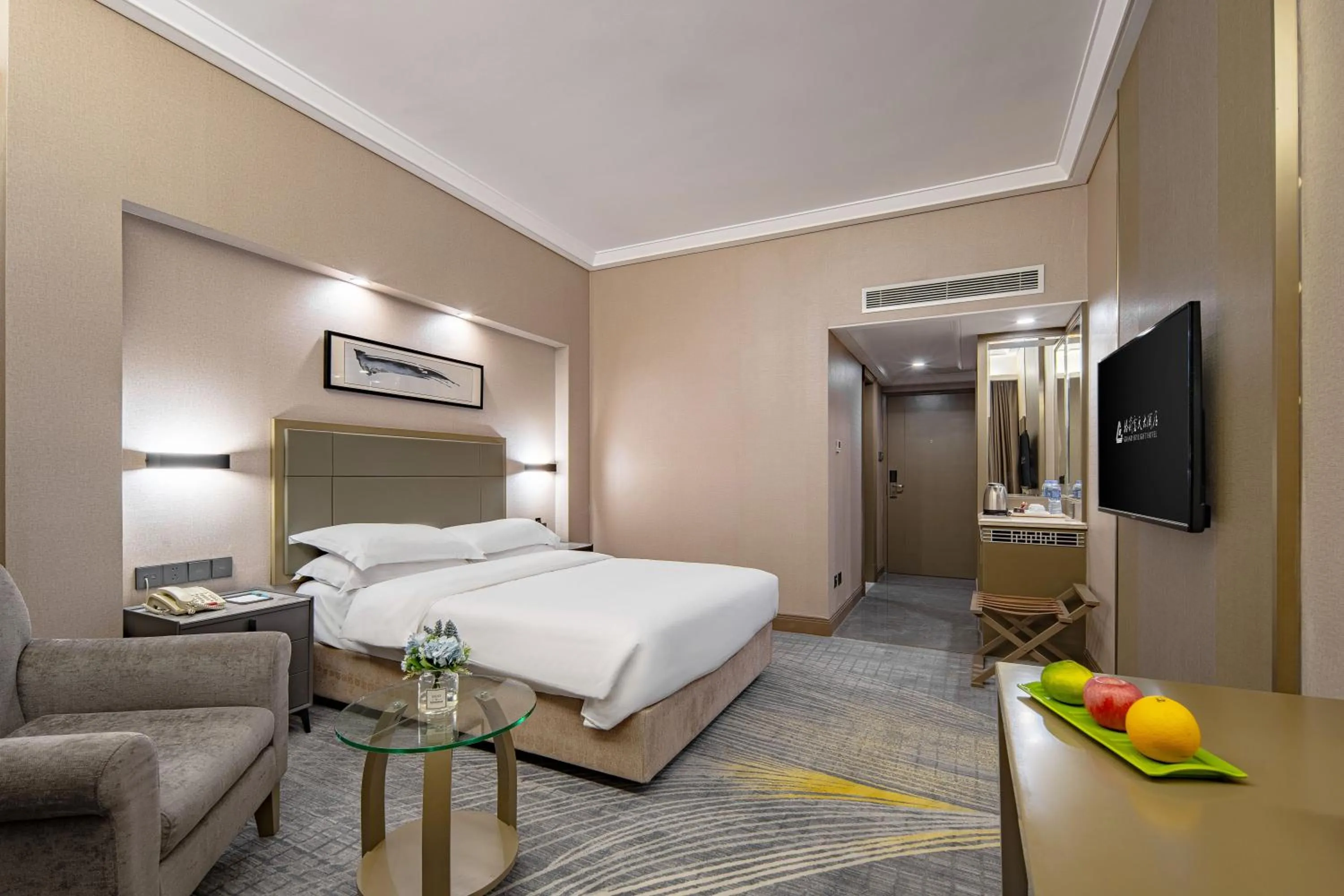 Photo of the whole room, Bed in Wan Yue Grand Skylight Hotel