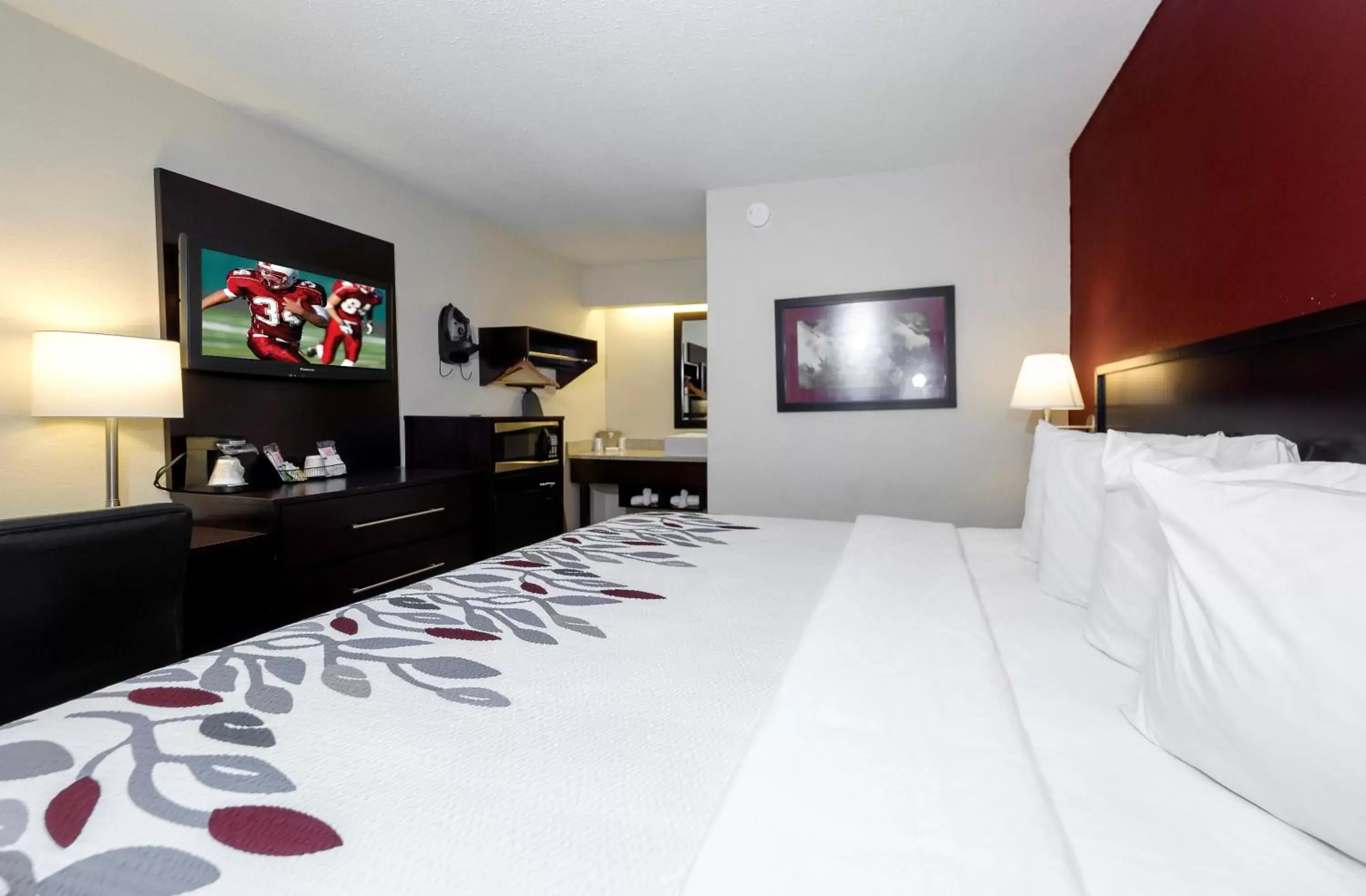 Photo of the whole room, Bed in Red Roof Inn Lansing East - MSU Photo of the whole room, Bed in Red Roof Inn Lansing East - MSU