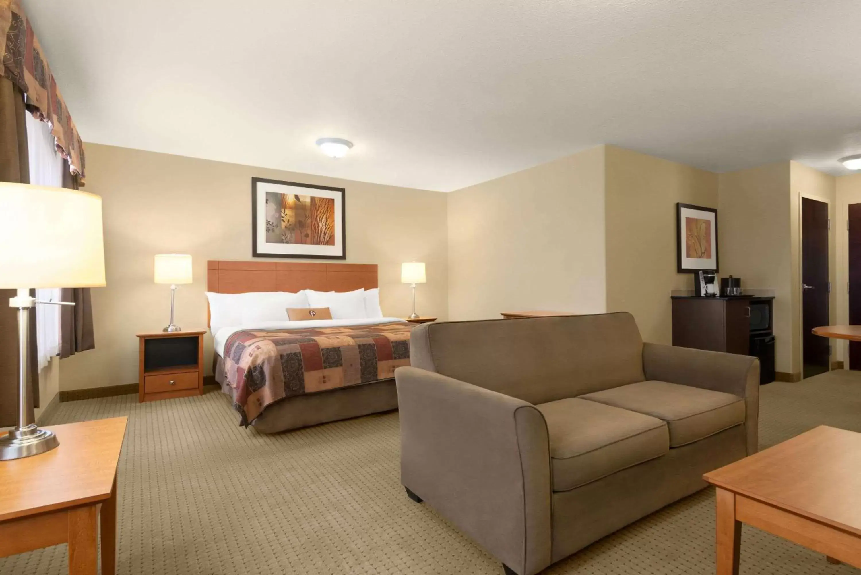 Photo of the whole room, Seating Area in Ramada by Wyndham Drayton Valley