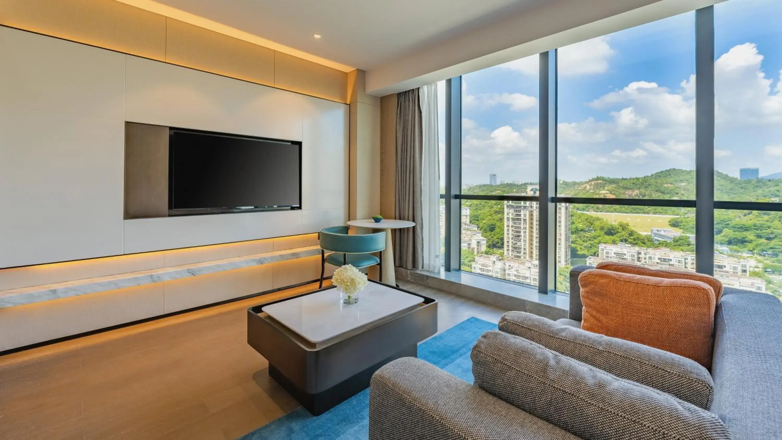 Photo of the whole room, Seating Area in Holiday Inn Zhuhai City Center, an IHG Hotel