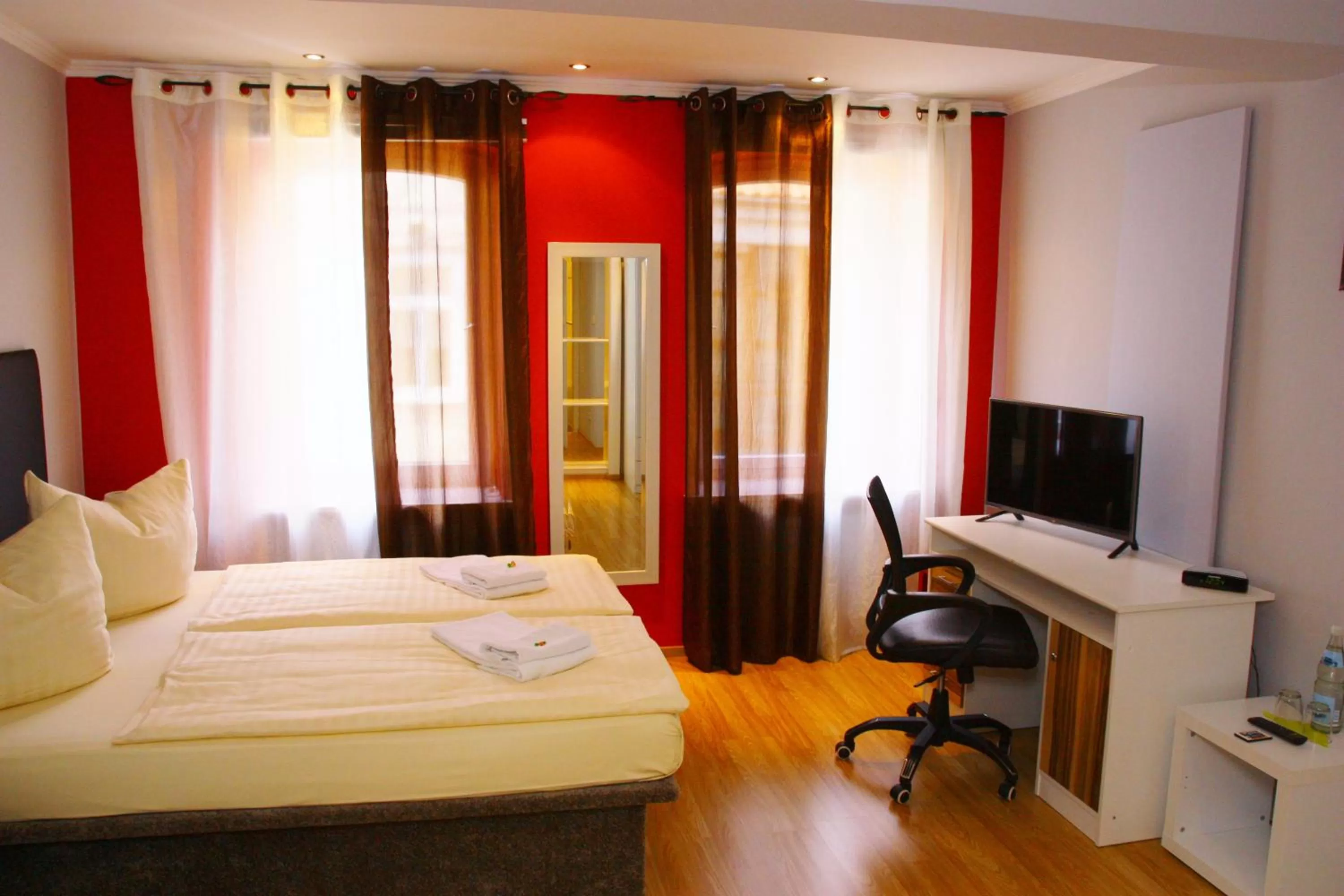 Photo of the whole room, Bed in Hotel am Schloss