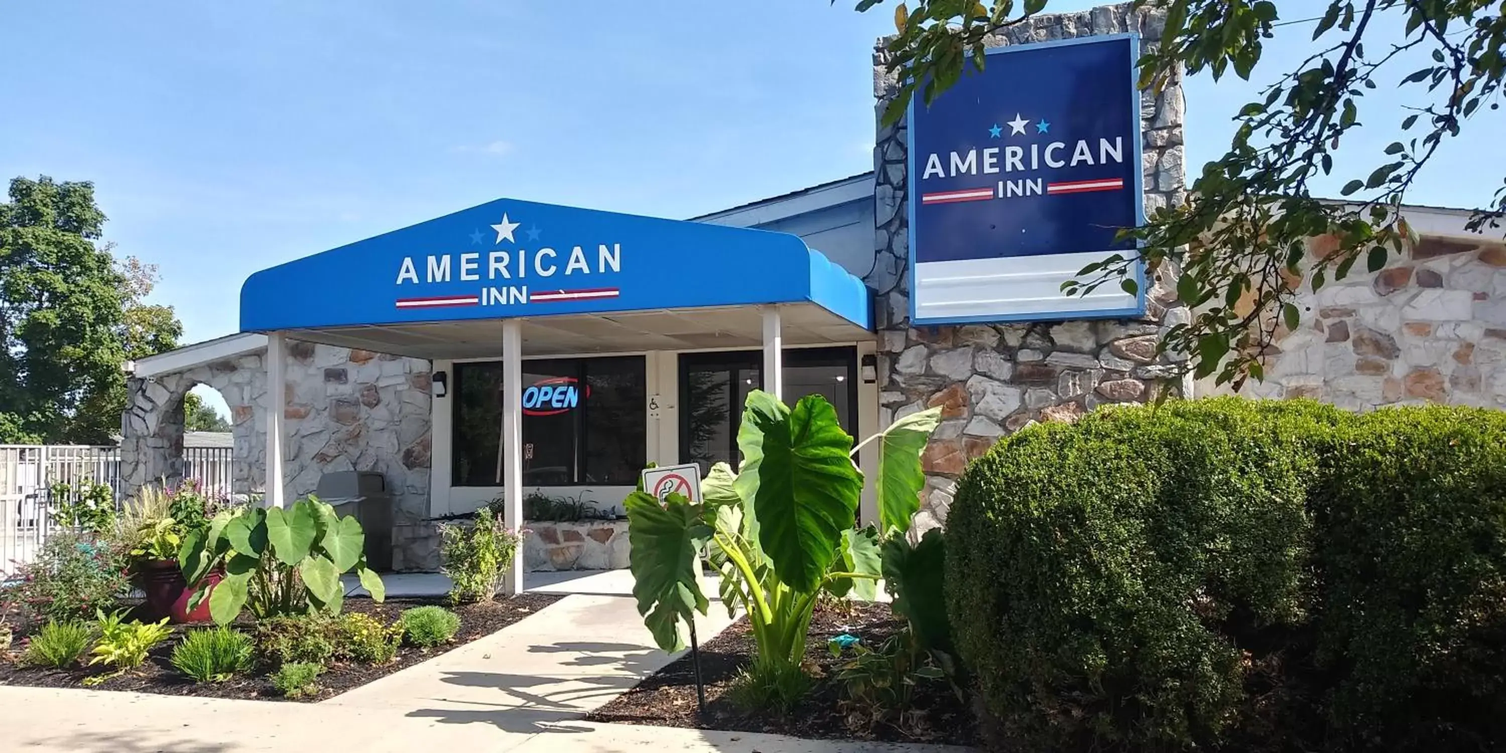 Facade/entrance in American Inn