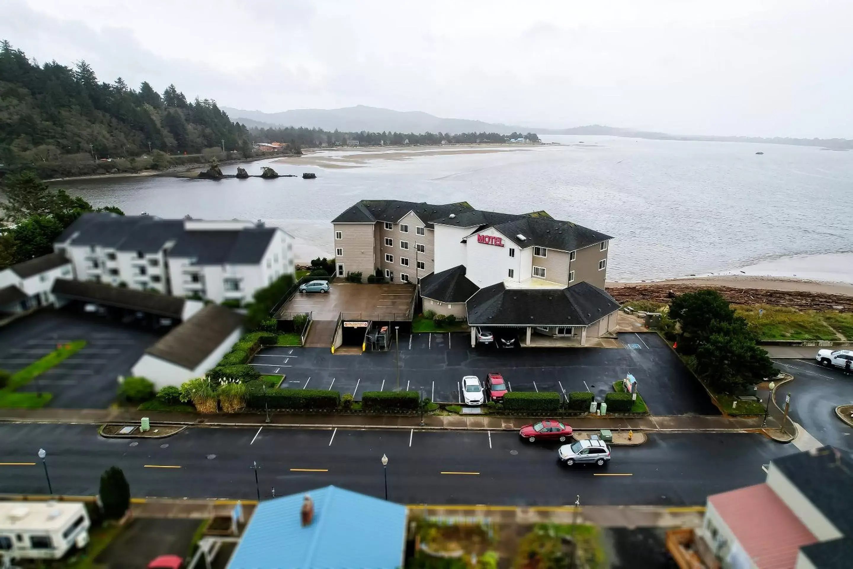 Facade/entrance, Bird's-eye View in Siletz Bay Beachfront Hotel by OYO Lincoln City