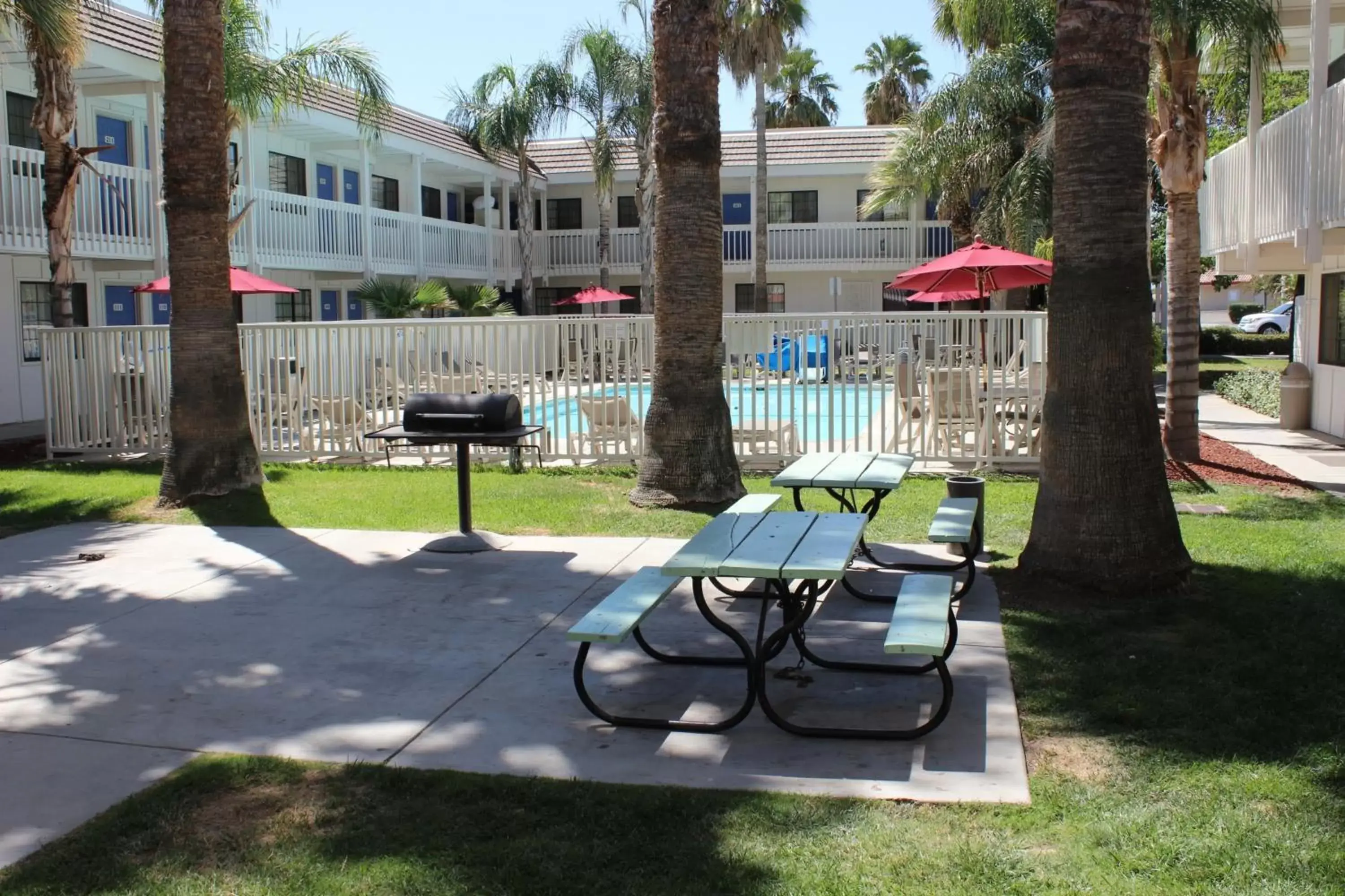 BBQ facilities in Motel 6-Coalinga, CA - East