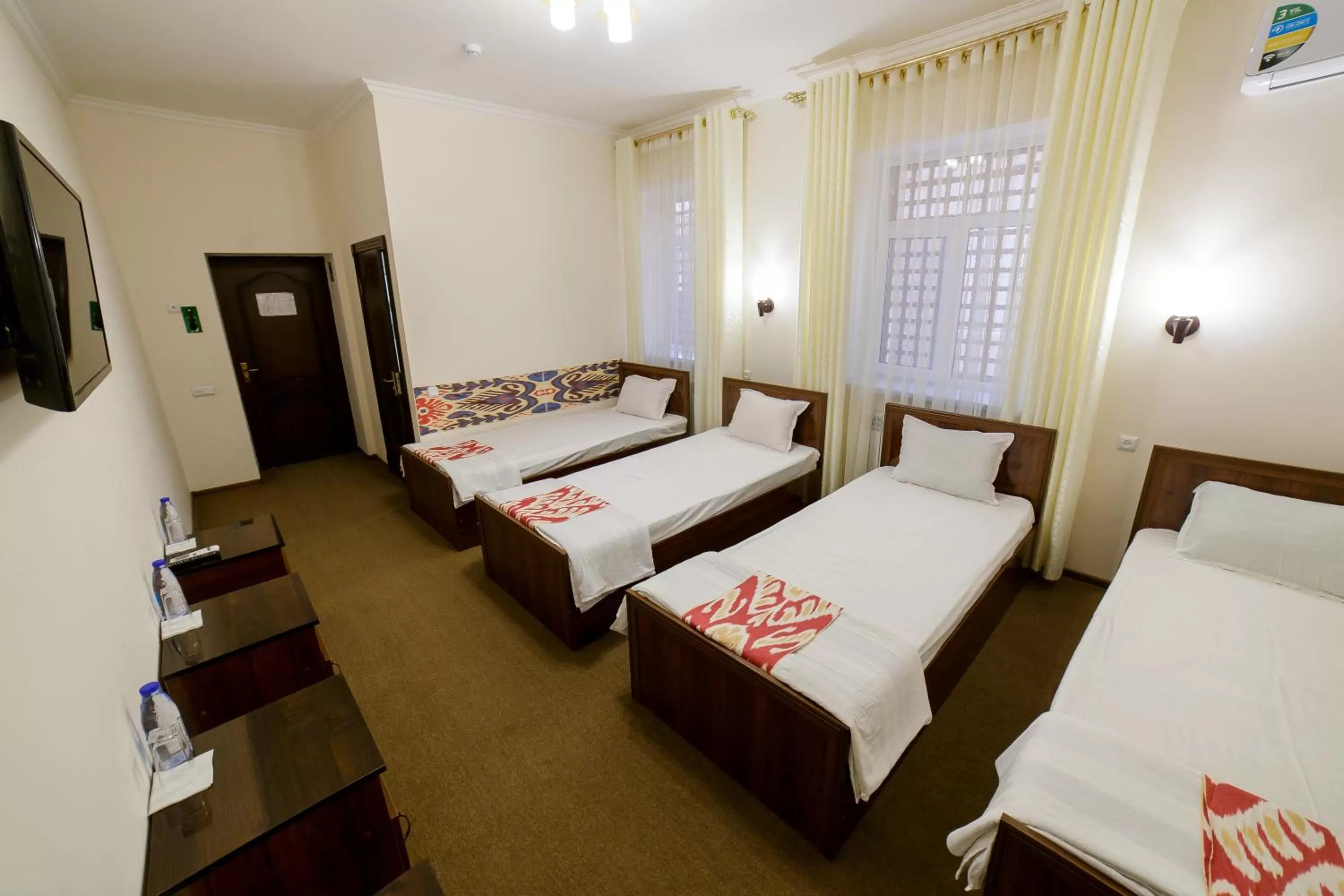 Bed, Restaurant/Places to Eat in Caravan Hotel