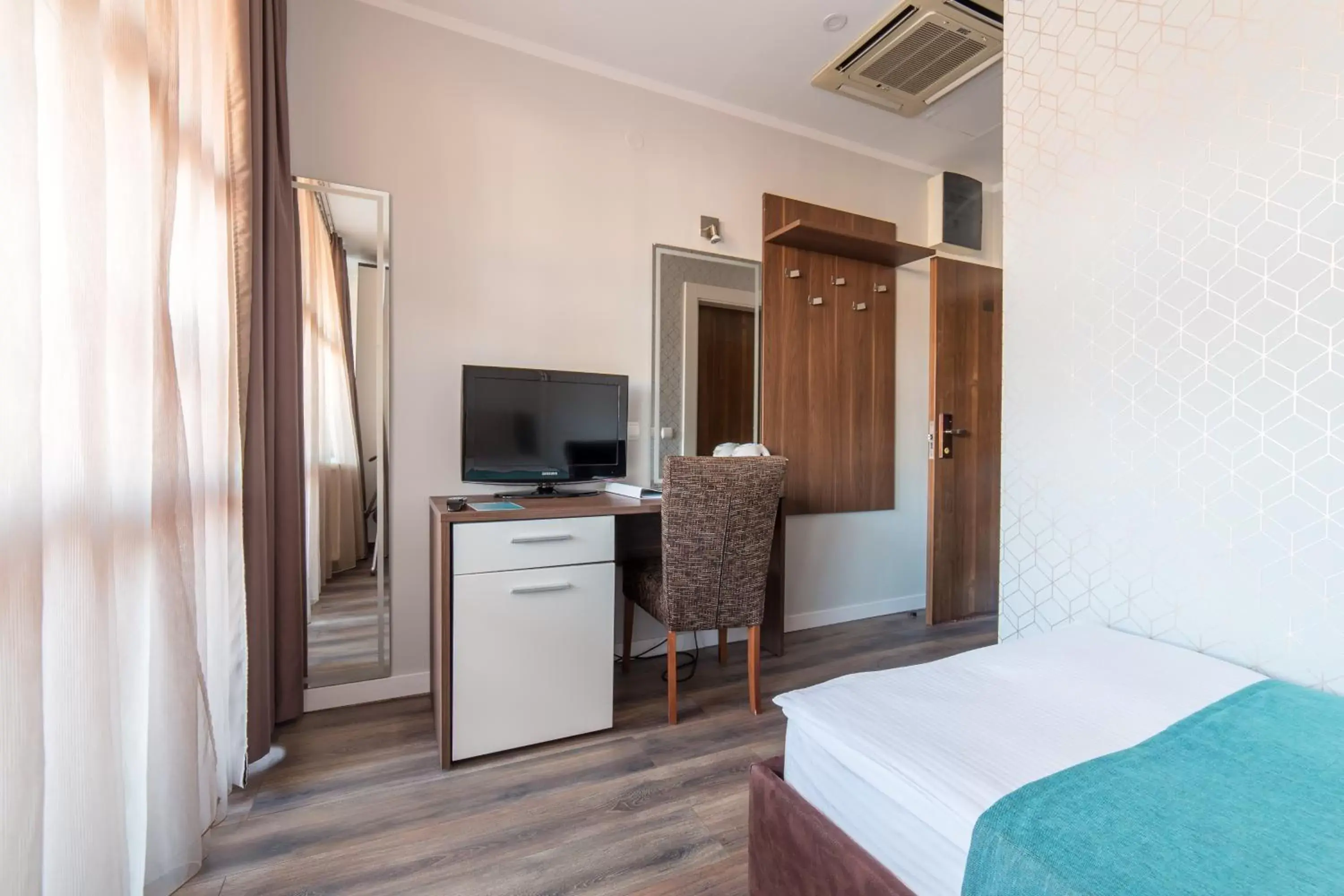 Bedroom, TV/Entertainment Center in Balkan Hotel Garni