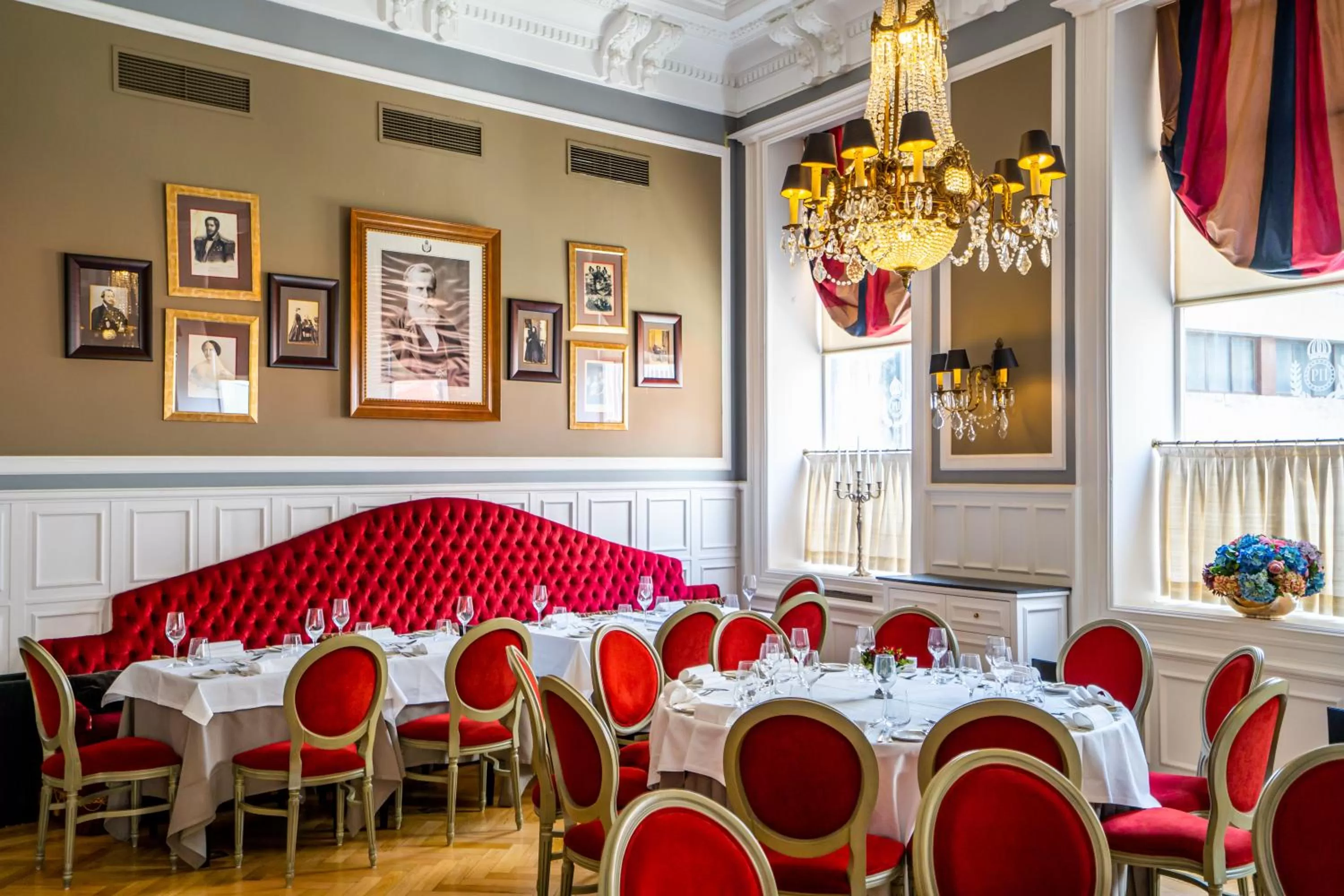 Restaurant/places to eat in Grande Hotel do Porto