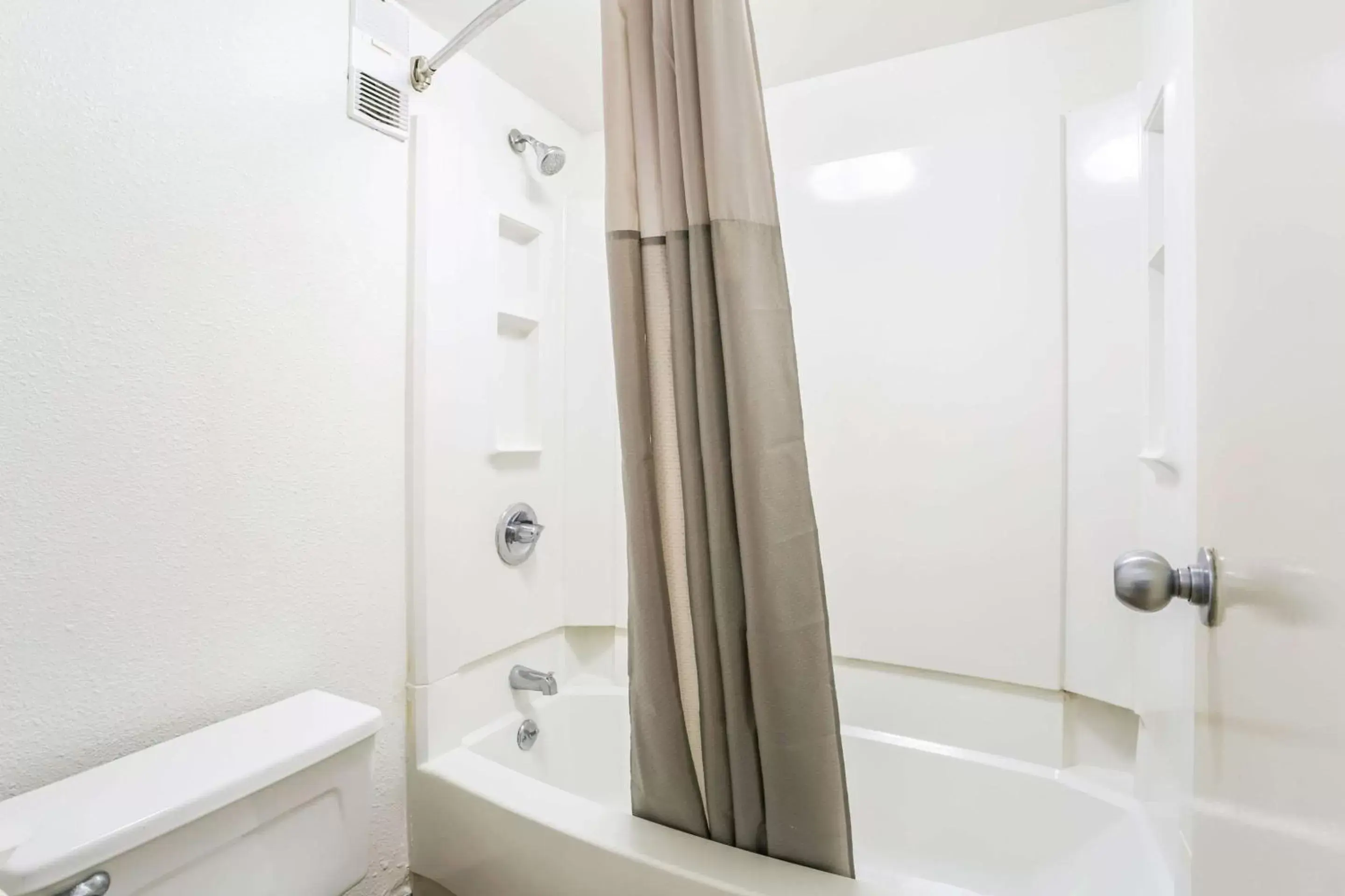 Photo of the whole room, Bathroom in Rodeway Inn Baltimore - Inner Harbor South