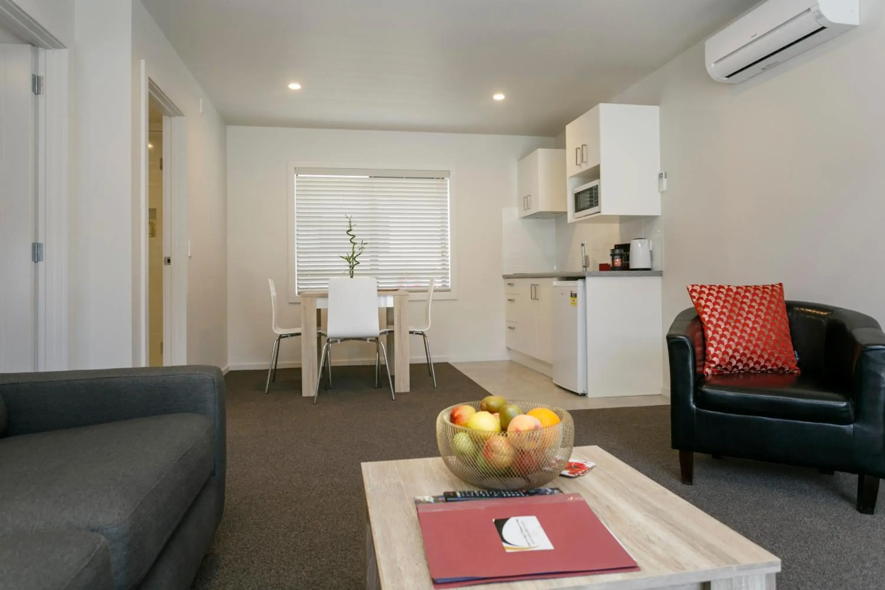 Coffee/tea facilities, Seating Area in Acacia Lake View Motel