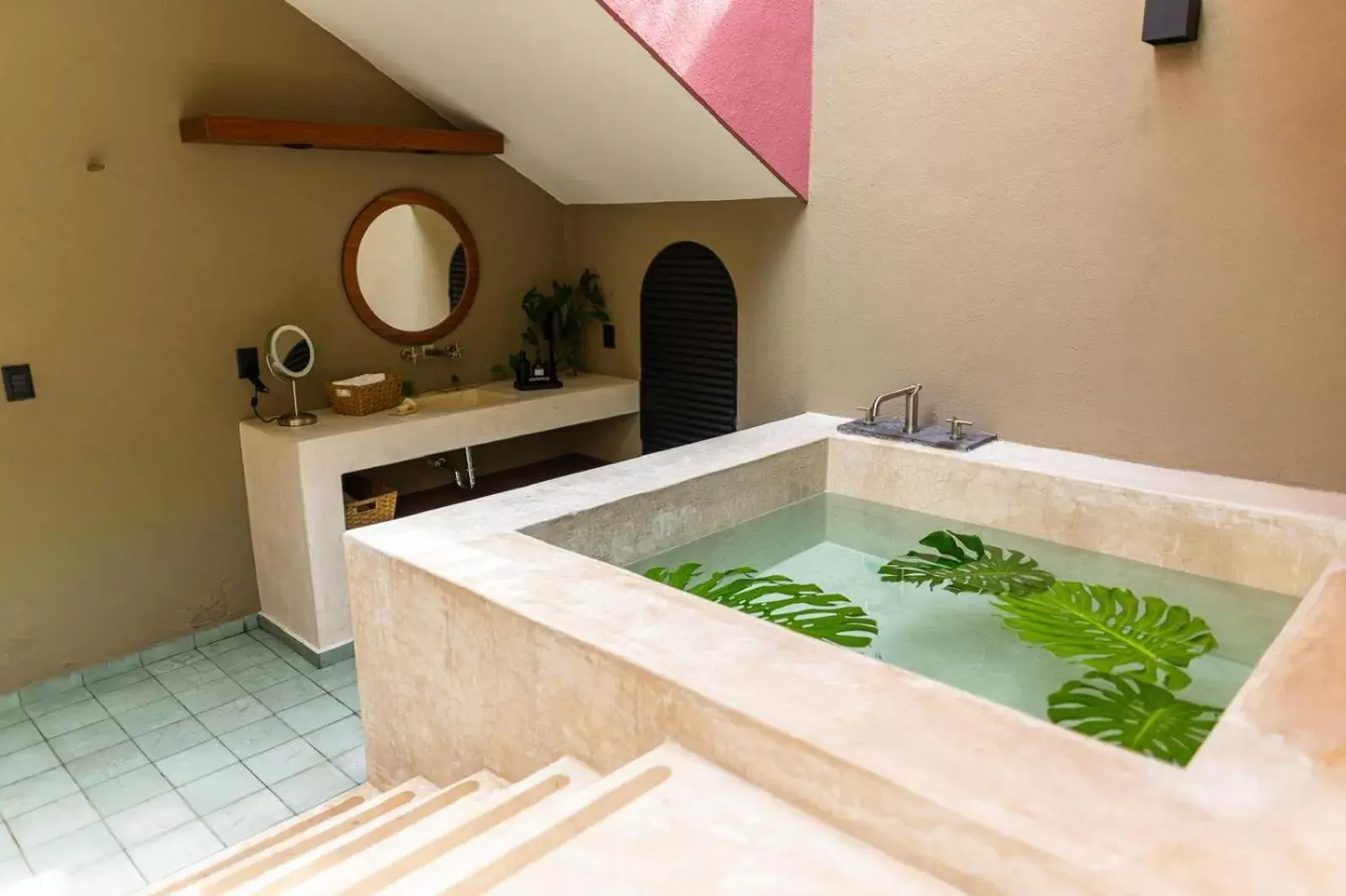 Hot Tub in La Paranera Hotel & Relax