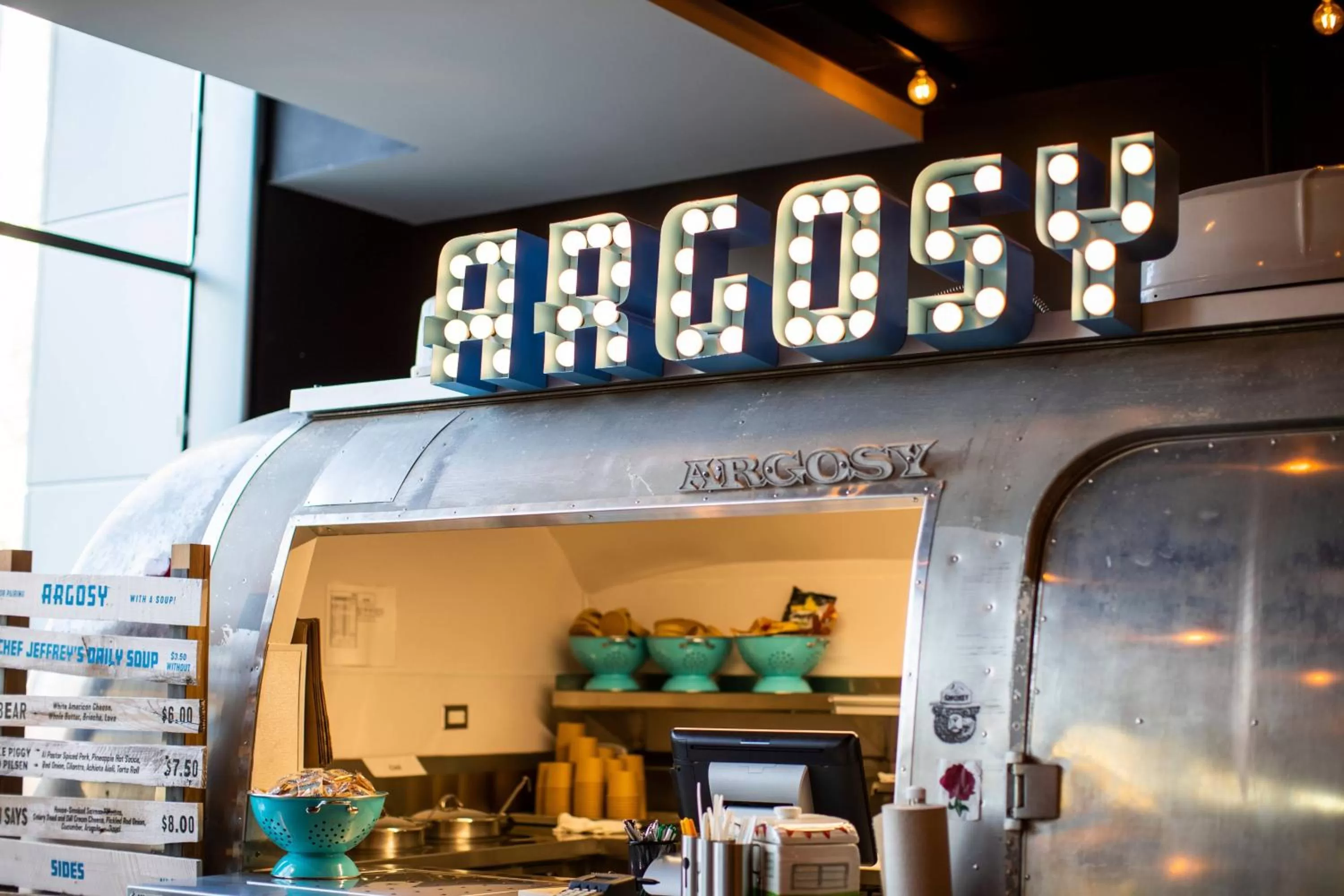 Restaurant/places to eat in Marriott Marquis Chicago