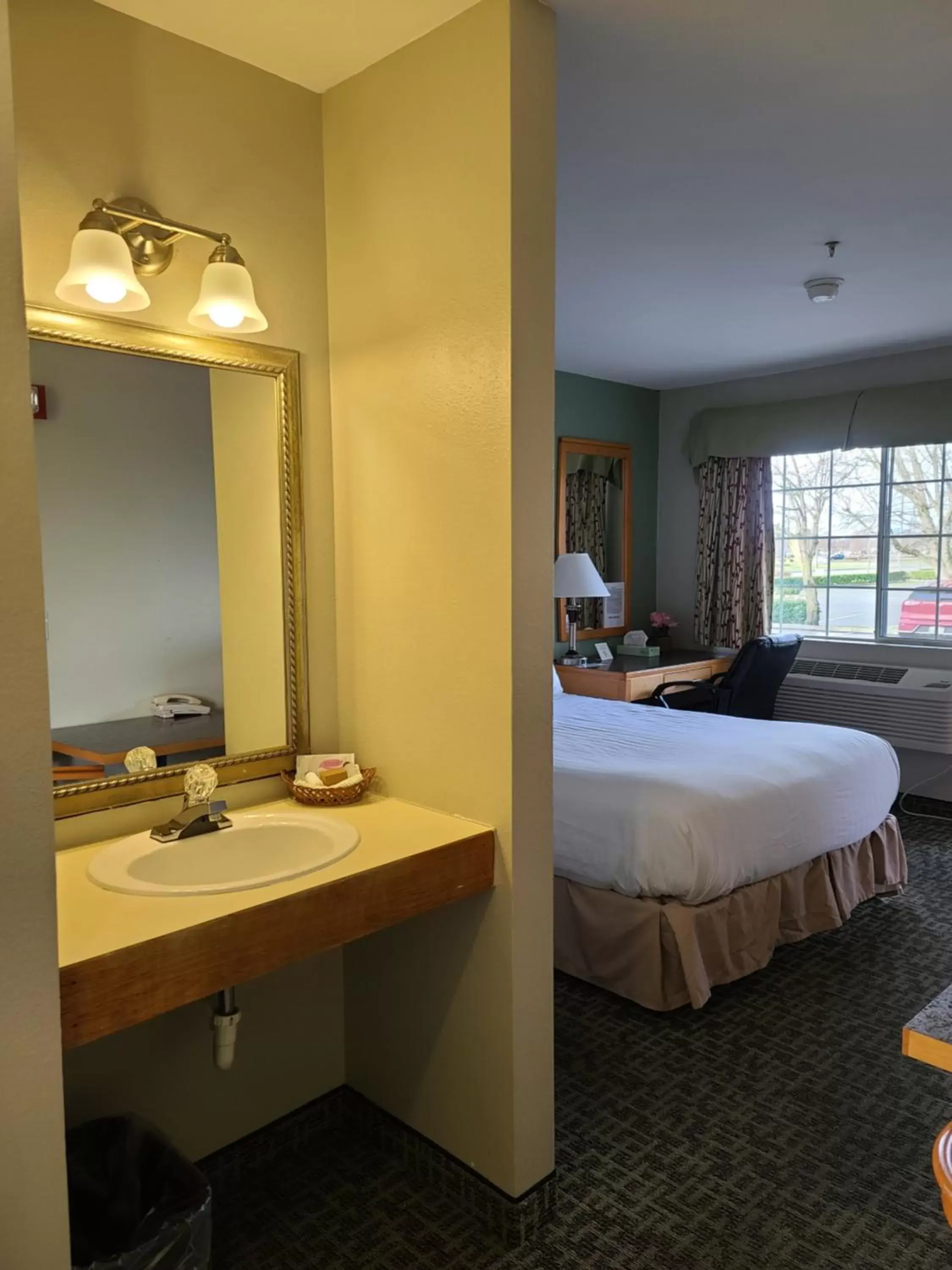 Photo of the whole room, Bathroom in Tulip Inn Mount Vernon