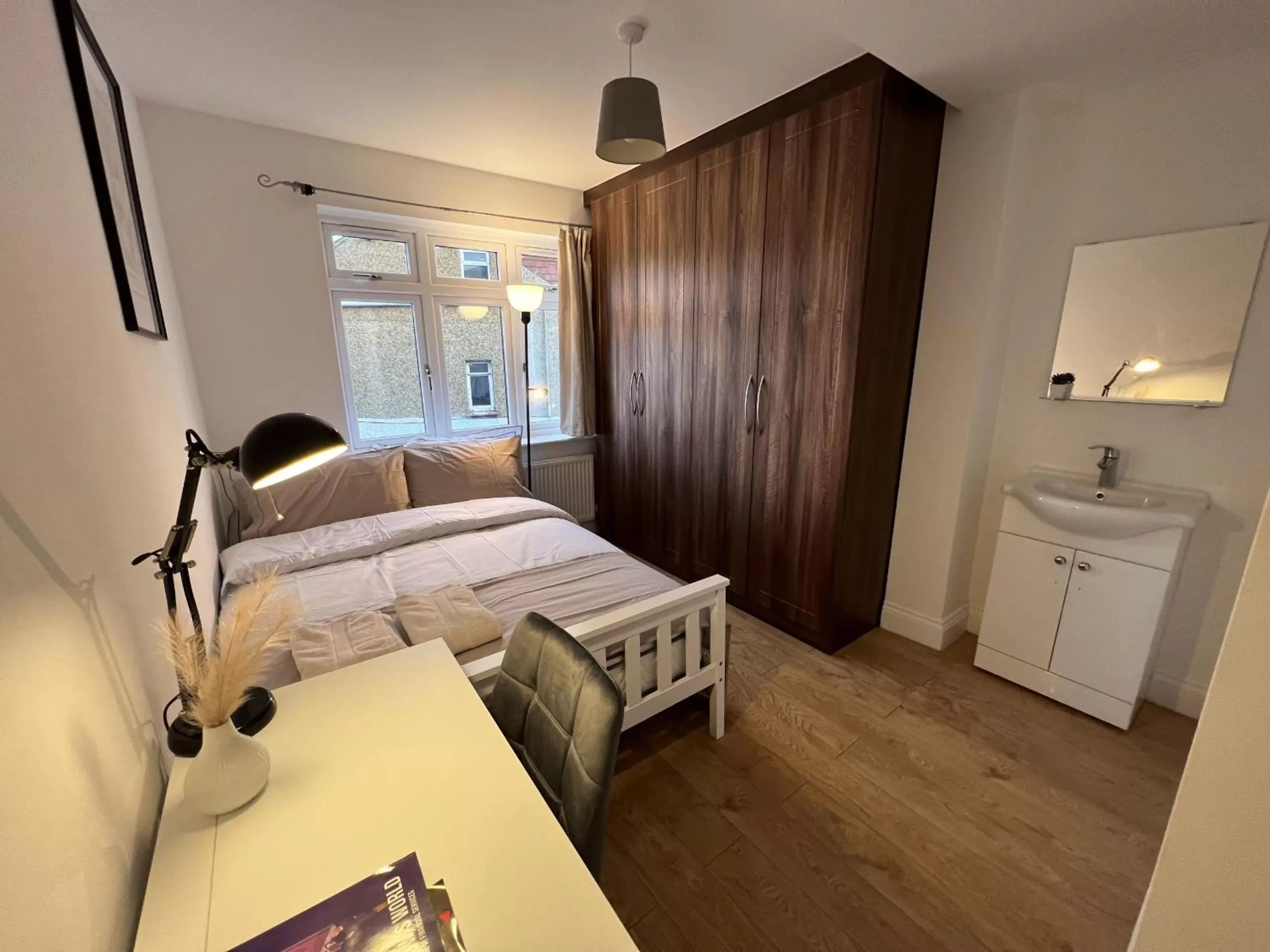 Bedroom, Bed in 4 Wharncliffe Drive