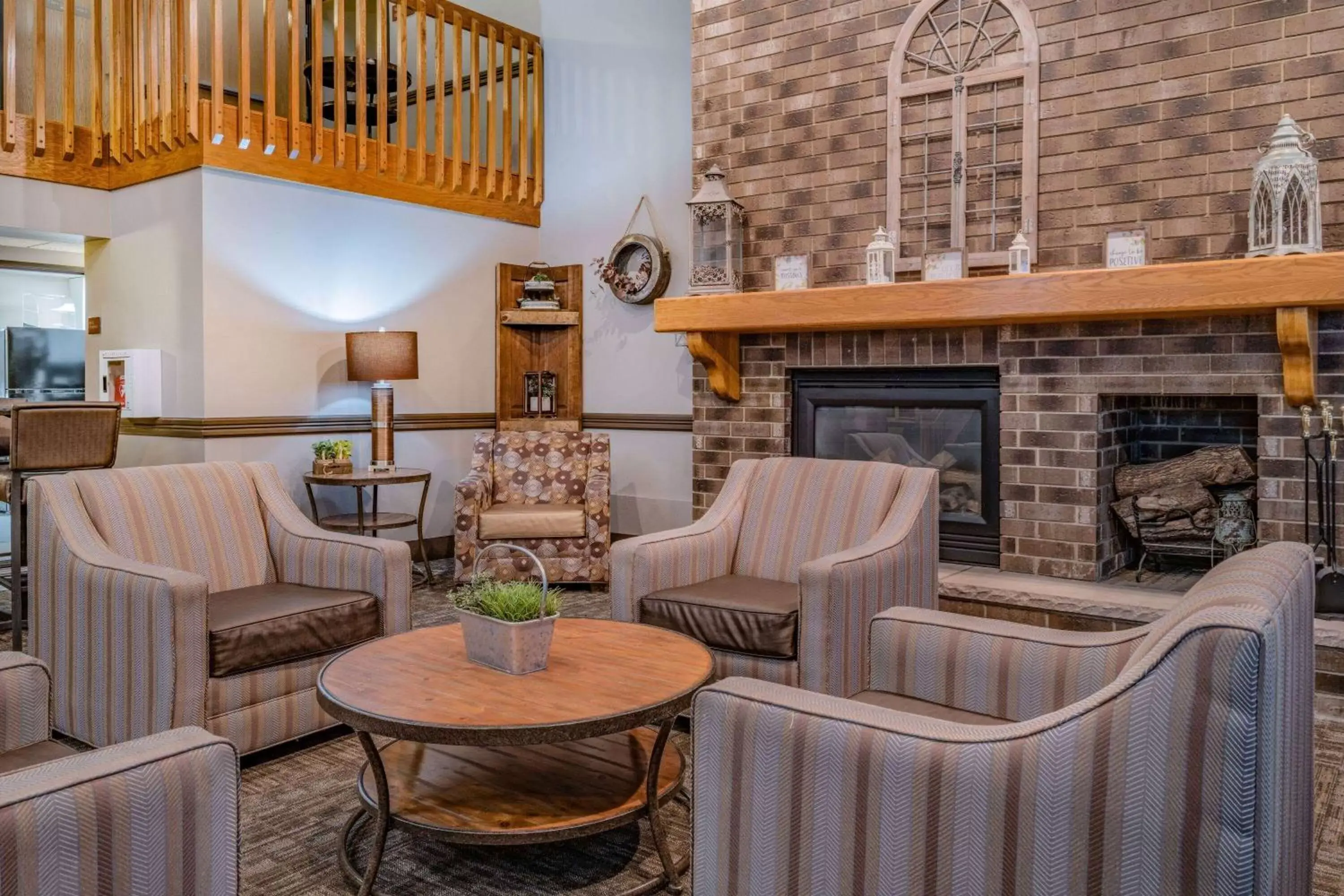 Lobby or reception, Seating Area in AmericInn by Wyndham Aberdeen Event Center