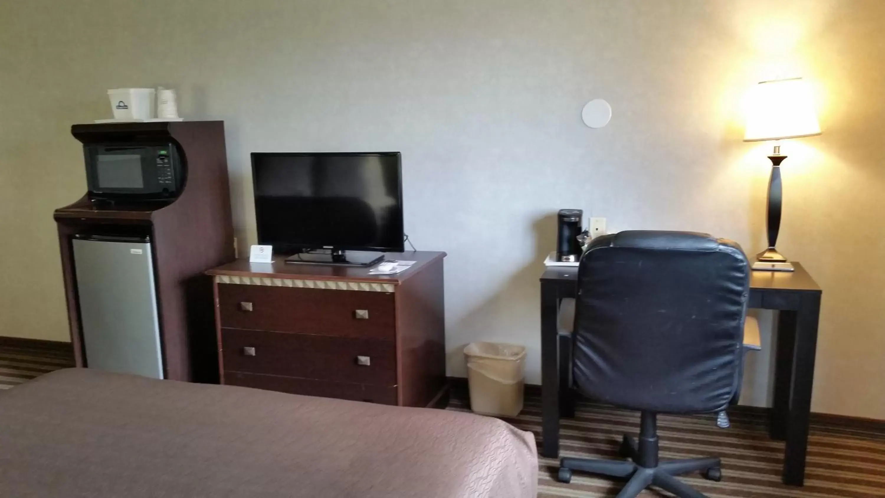 TV and multimedia, TV/Entertainment Center in Days Inn & Suites by Wyndham Vancouver