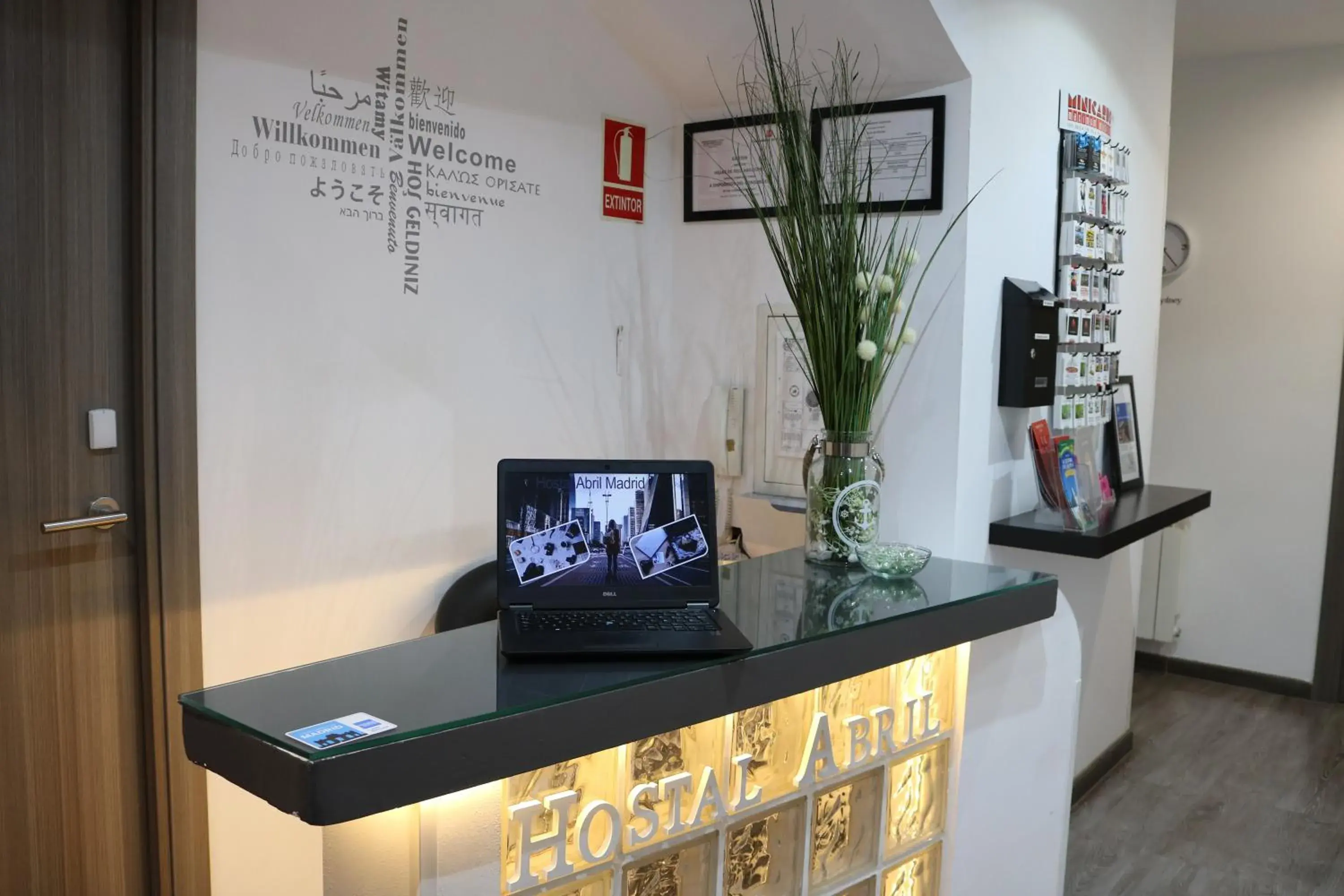 Lobby or reception, TV/Entertainment Center in Hostal Abril Madrid