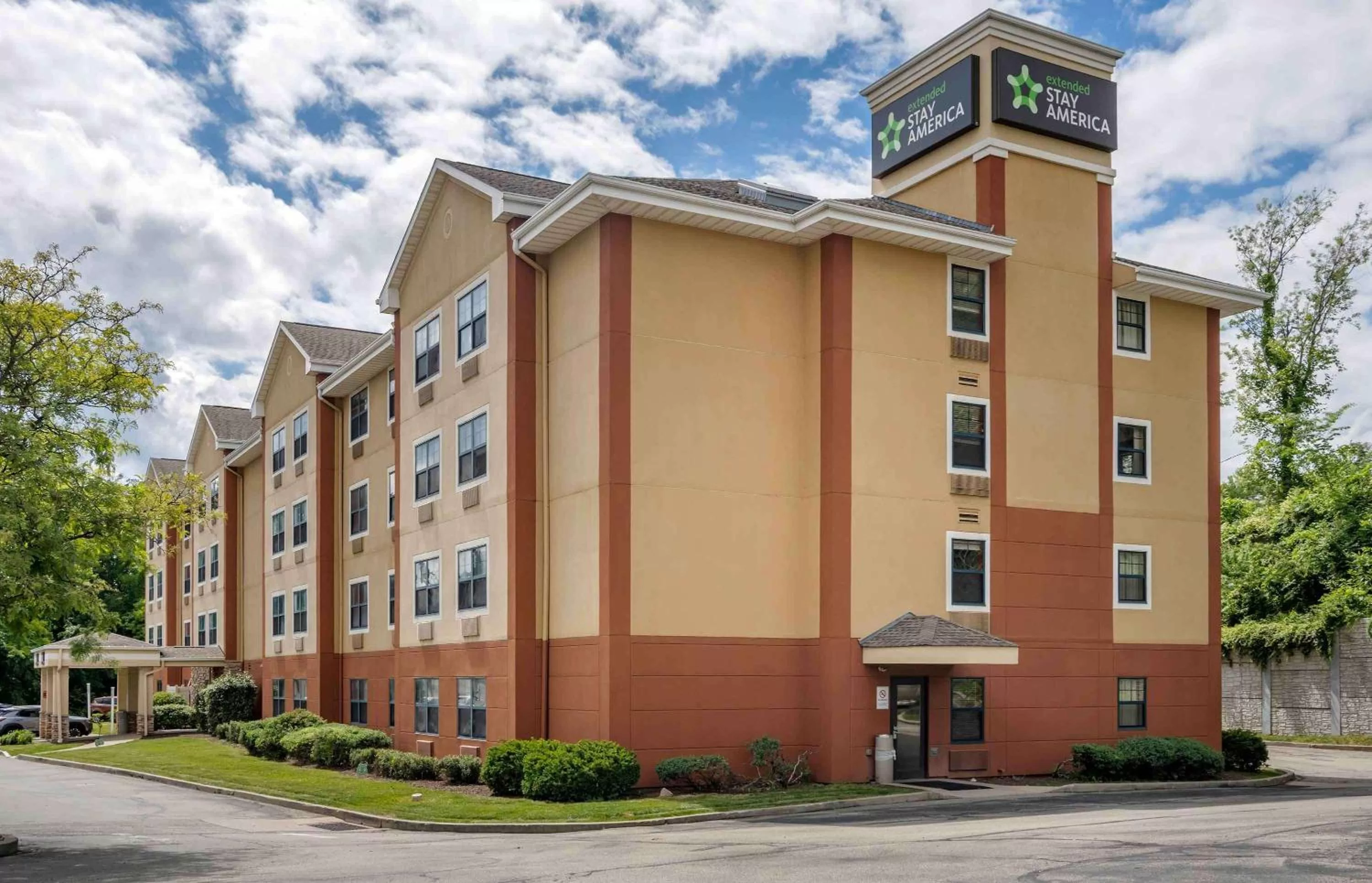 Property building in Extended Stay America Suites - Pittsburgh - West Mifflin