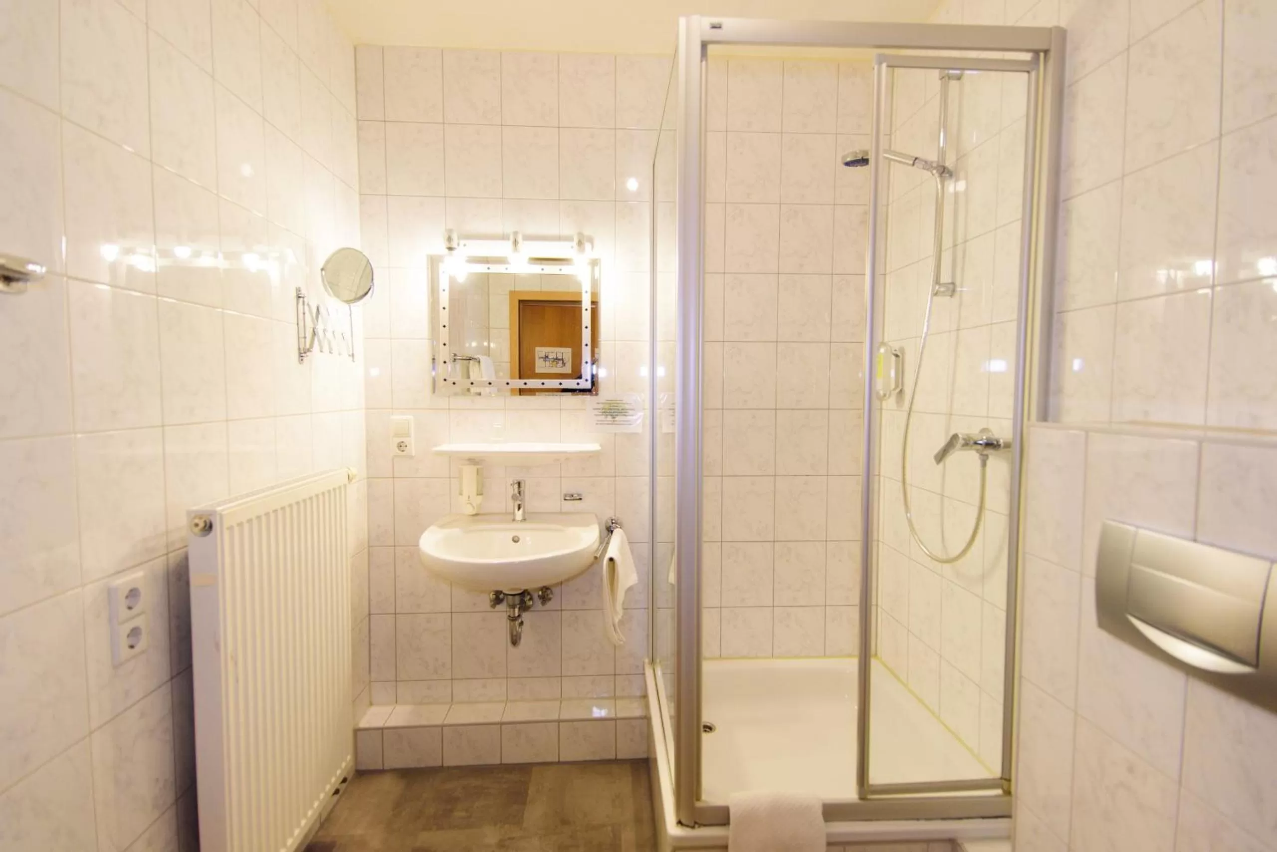 Shower in Hotel Bohn