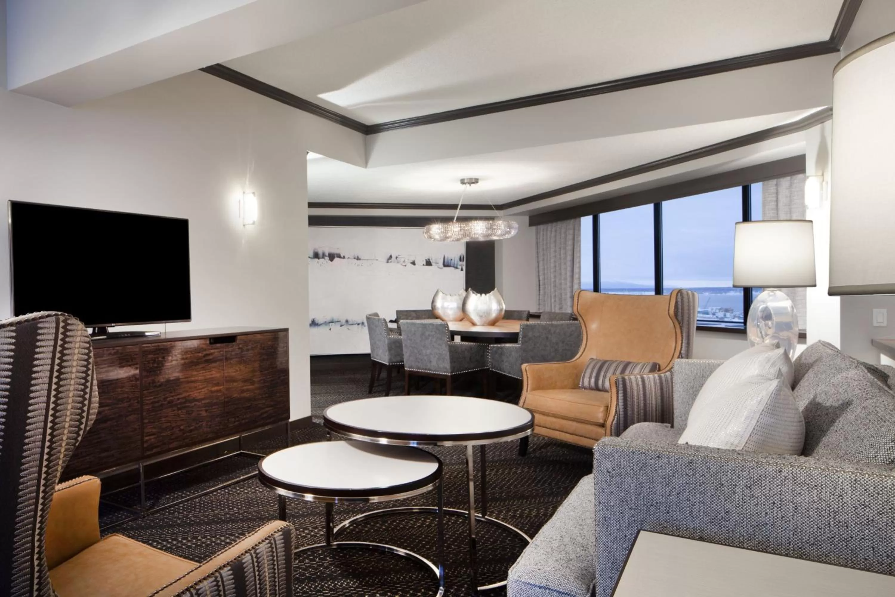 Living room in Sheraton Anchorage Hotel