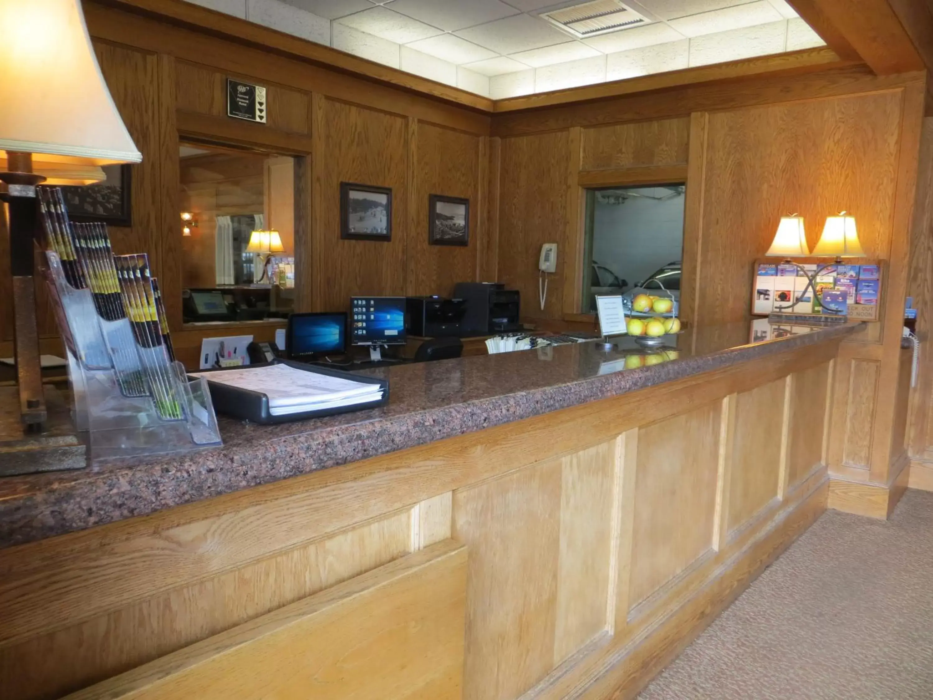 Lobby or reception, Lounge/Bar in Cow Hollow Inn and Suites