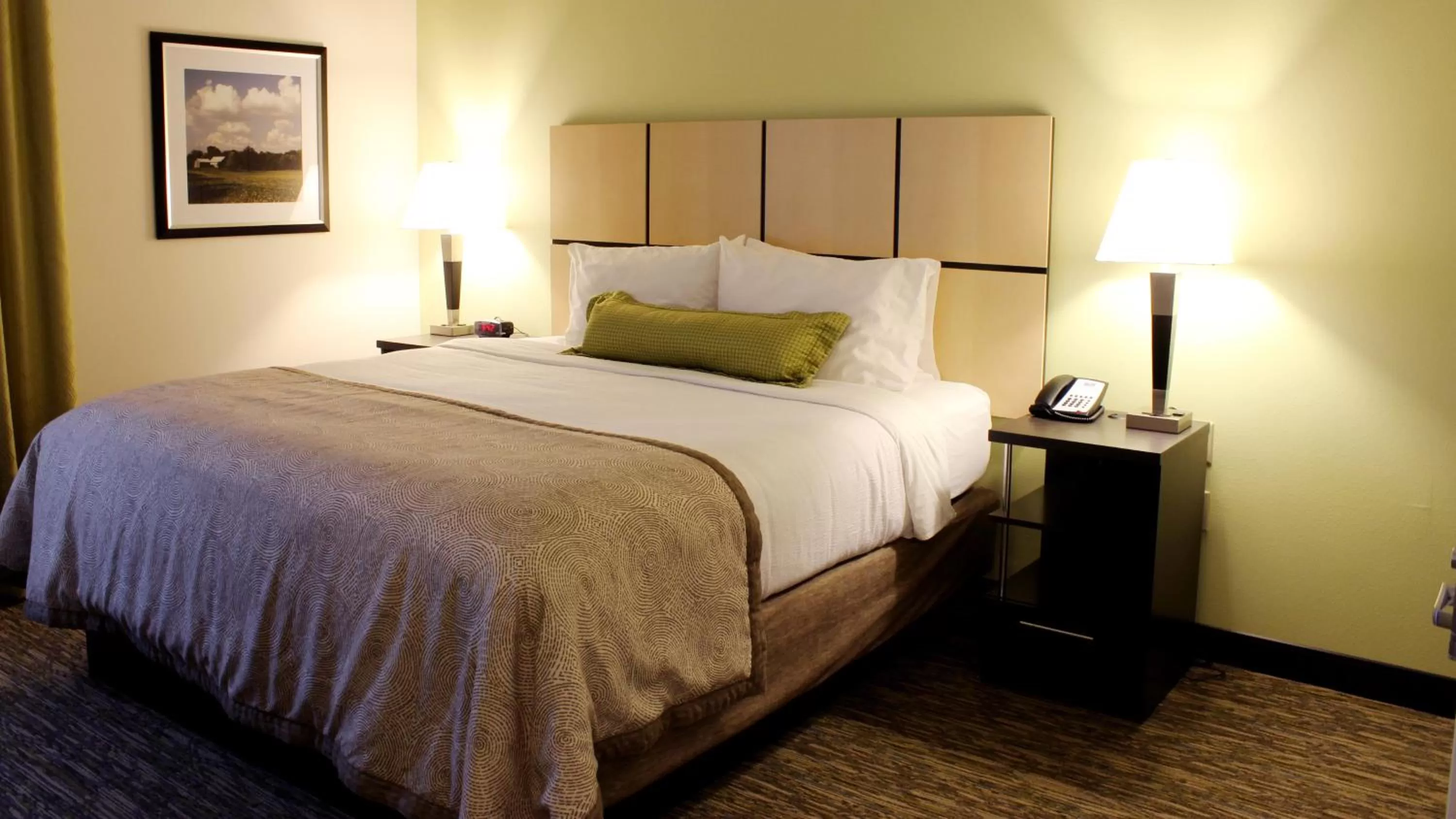 Photo of the whole room, Bed in Candlewood Suites Sioux City - Southern Hills by IHG