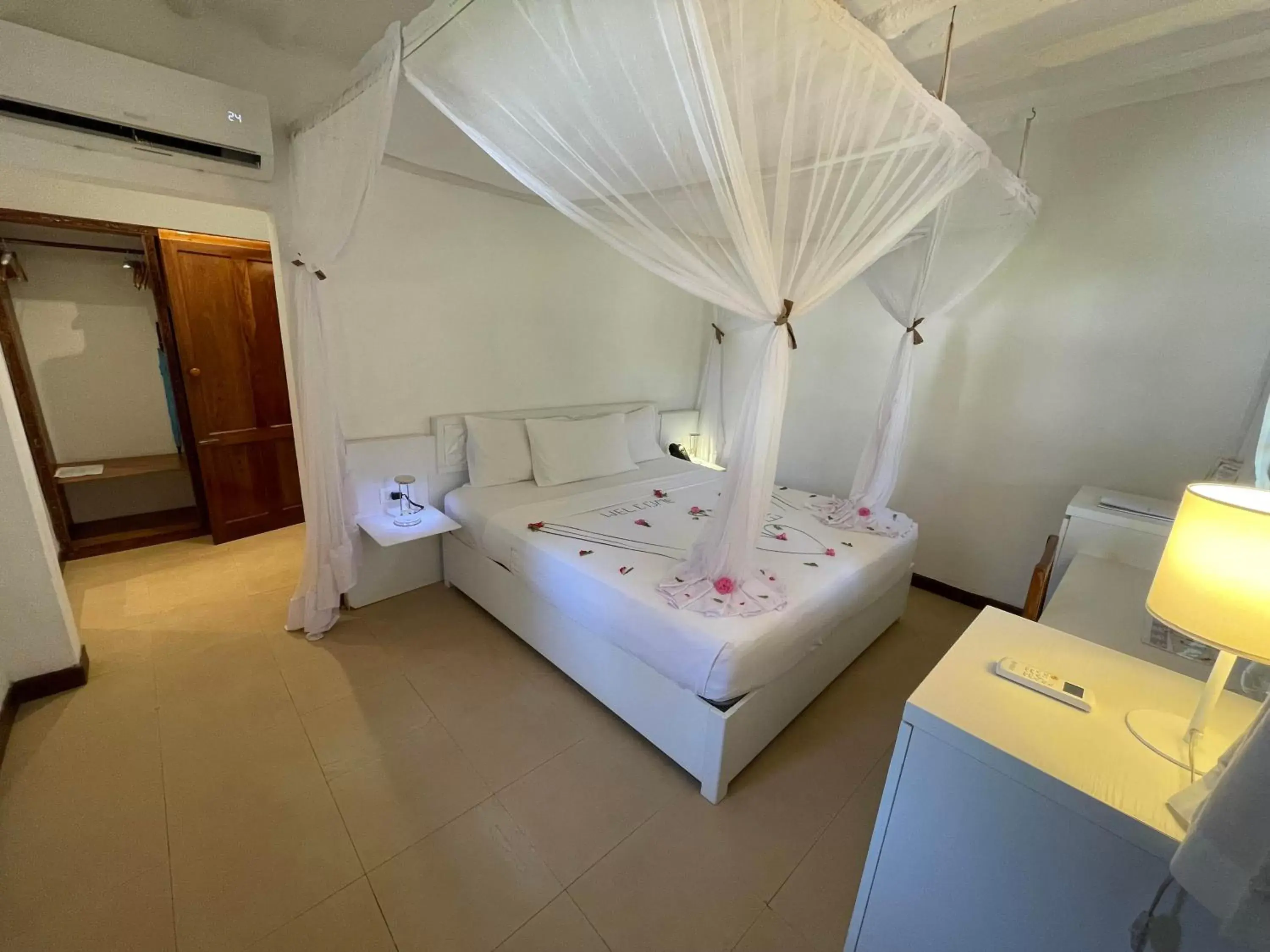 Photo of the whole room, Bed in Sandies Baobab Beach Zanzibar