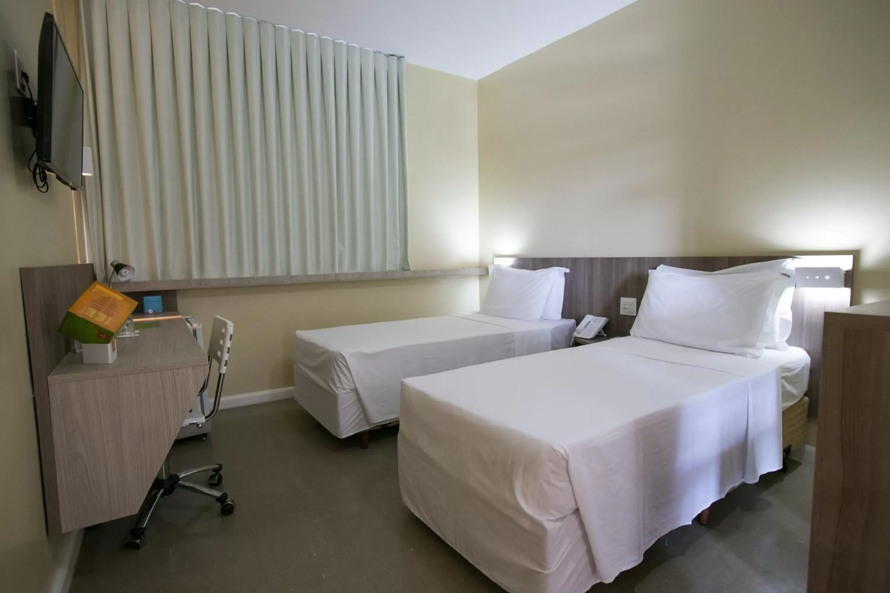 Photo of the whole room, Bed in Slim Cuiabá Aeroporto by Slaviero Hotéis