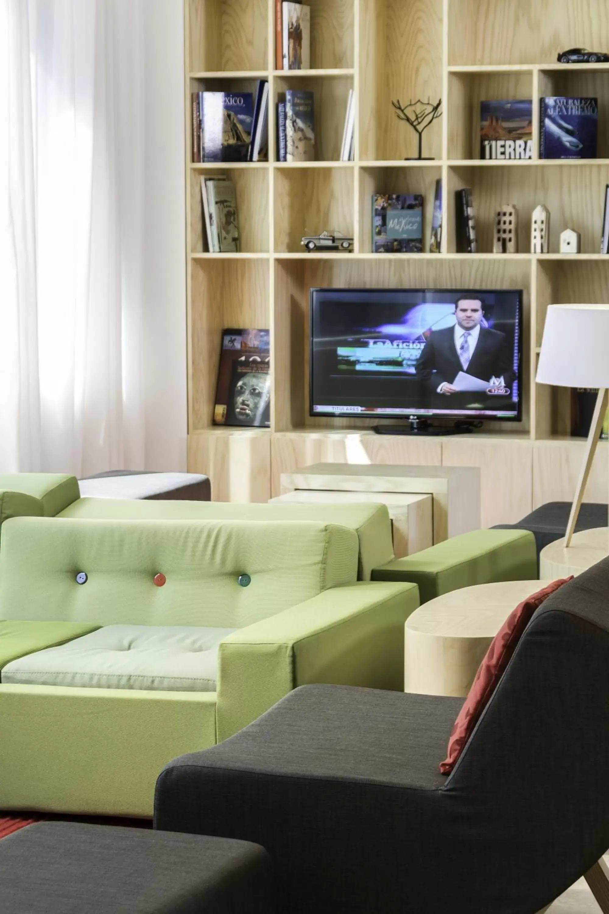 Lounge or bar, TV/Entertainment Center in Fiesta Inn Monterrey Valle