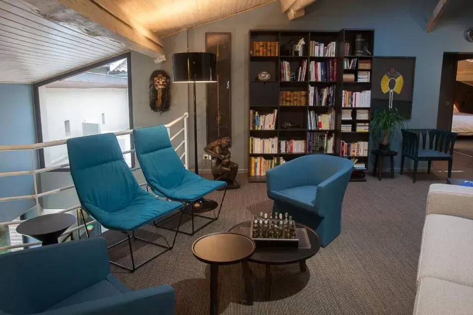 Living room, Library in La Closerie aux Violettes - Maison d'hôtes