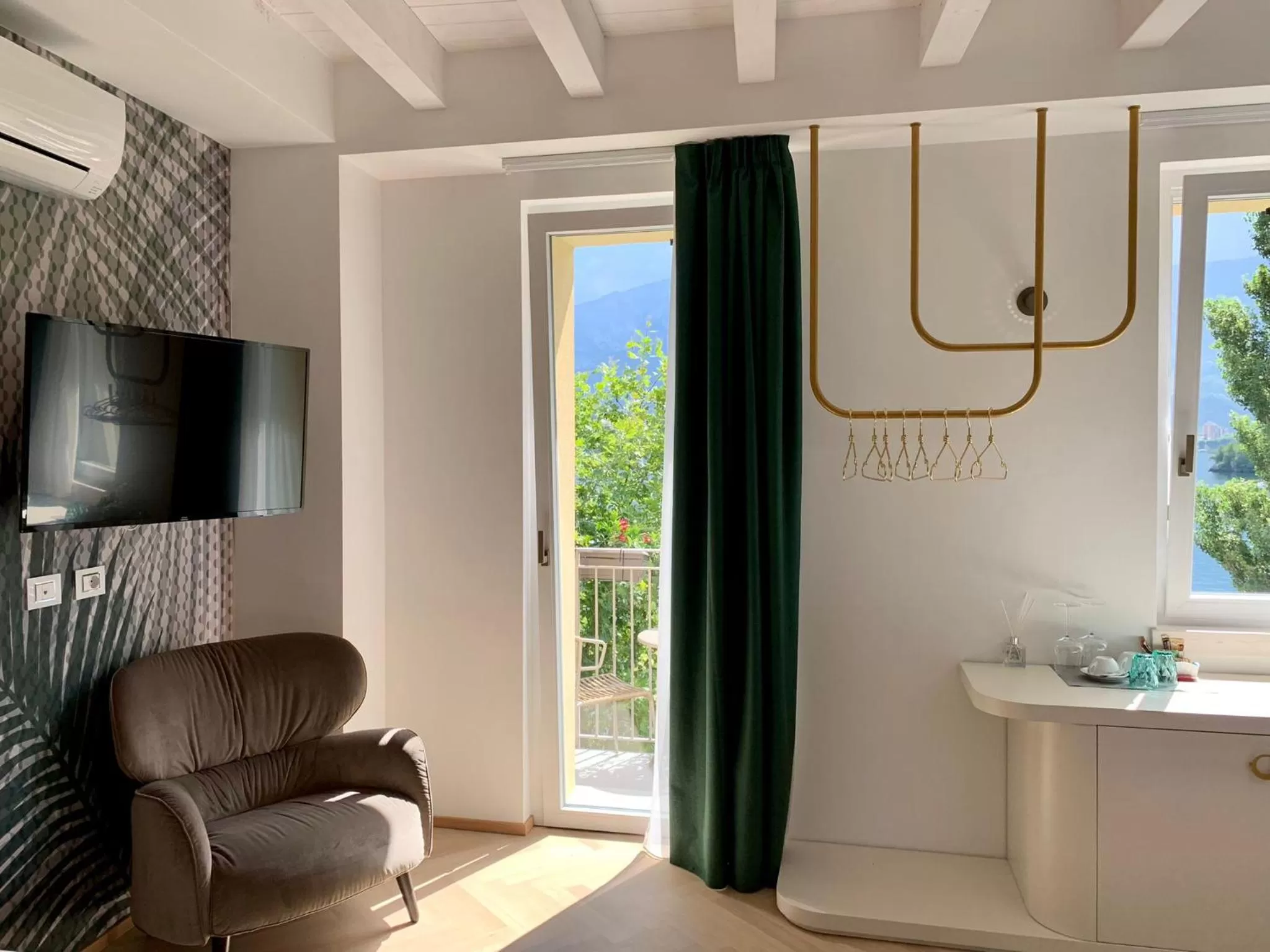 hair dresser in LUXURY SUITES ROCOPOM - Lake Front