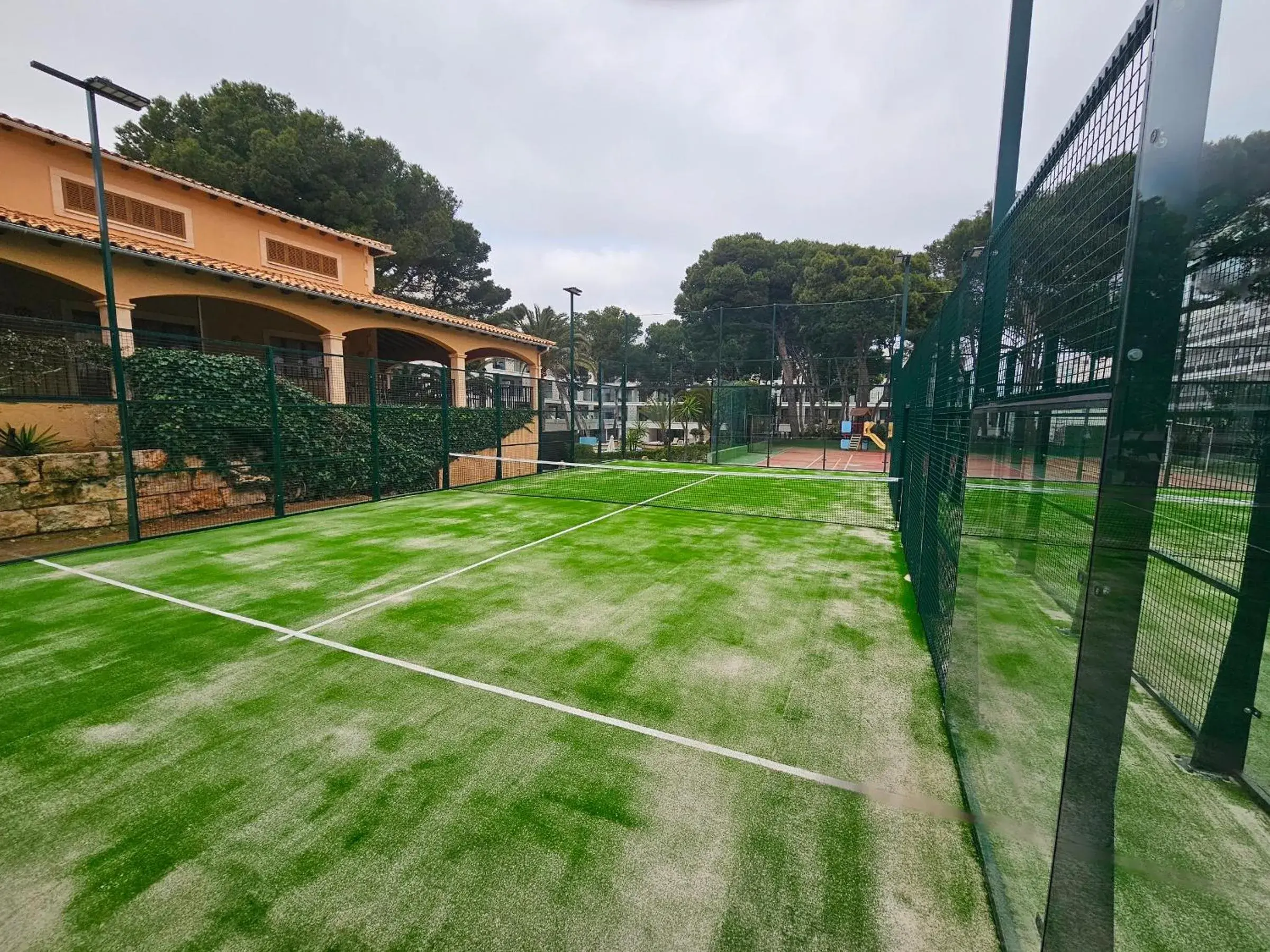 Tennis court in Hotel & Spa S'Entrador Playa