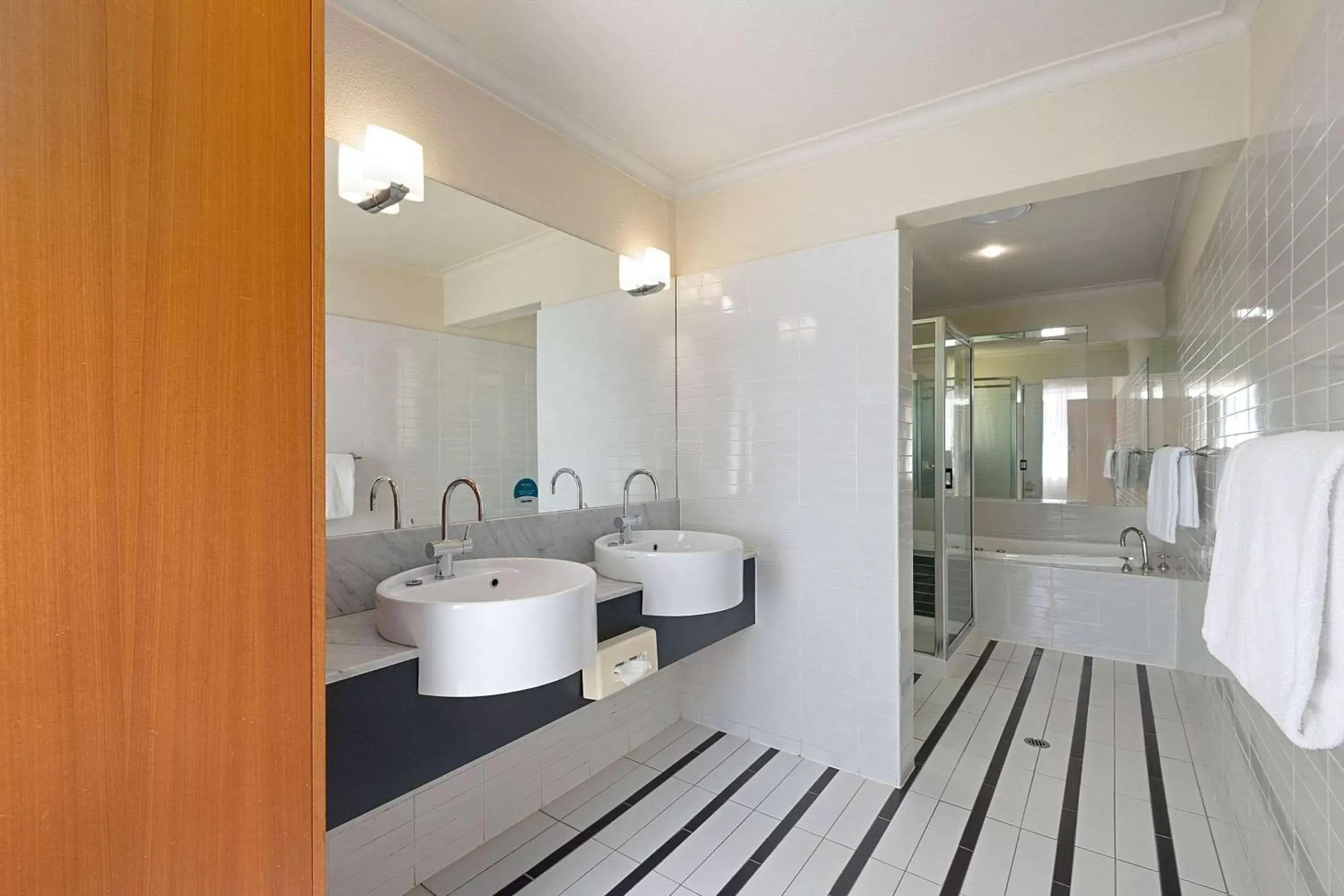 Bathroom in Quality Hotel Mildura Grand