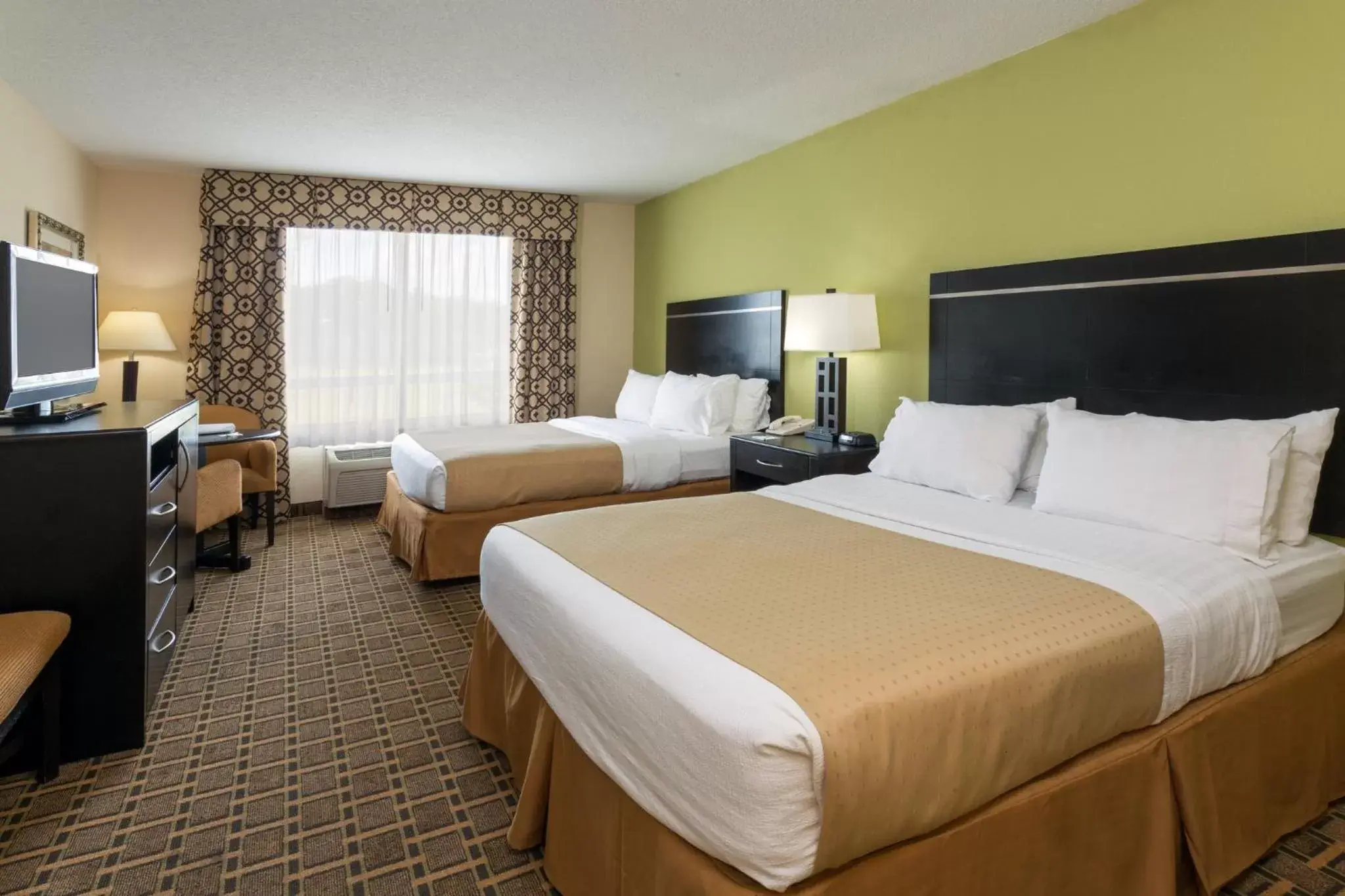 Photo of the whole room, Bed in Holiday Inn Statesboro-University Area, an IHG Hotel