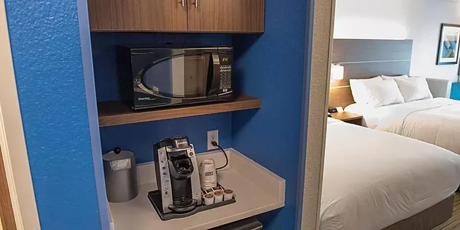 Coffee/tea facilities, Kitchen/Kitchenette in Holiday Inn Express & Suites - Louisville N - Jeffersonville, an IHG Hotel