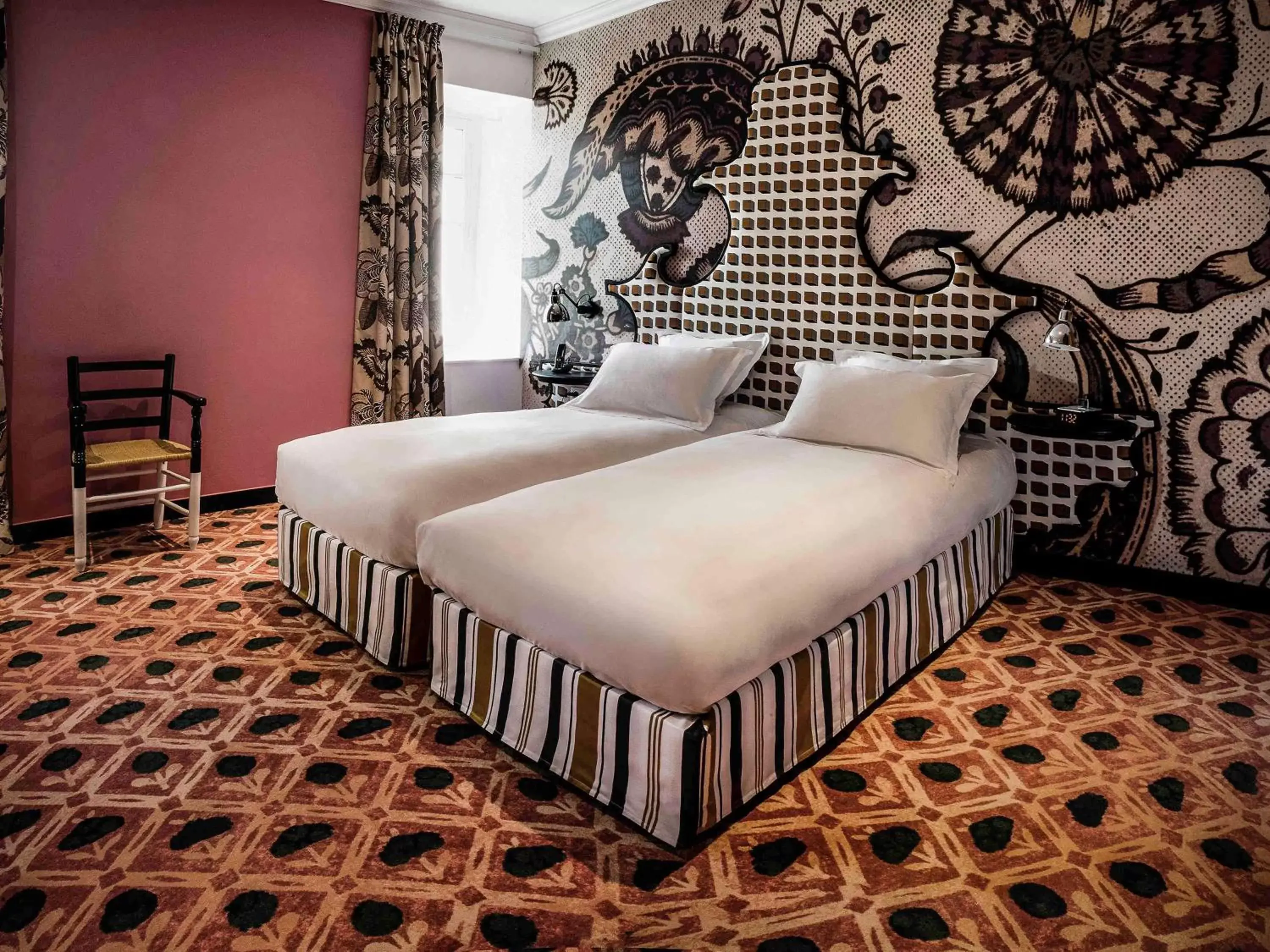 Photo of the whole room, Bed in Hôtel & Spa Jules César Arles - MGallery Hotel Collection