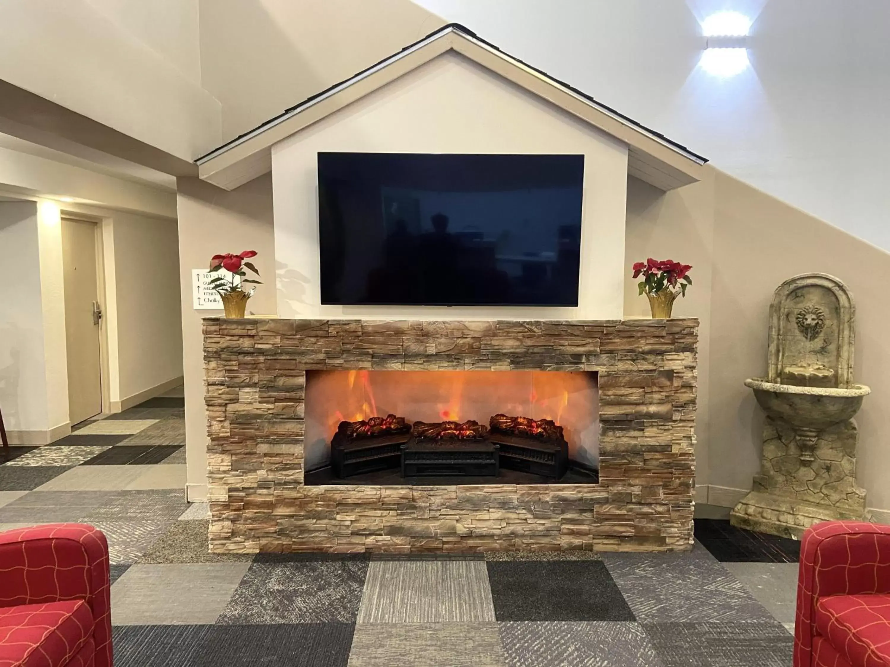 Lobby or reception, TV/Entertainment Center in University Inn of Carbondale