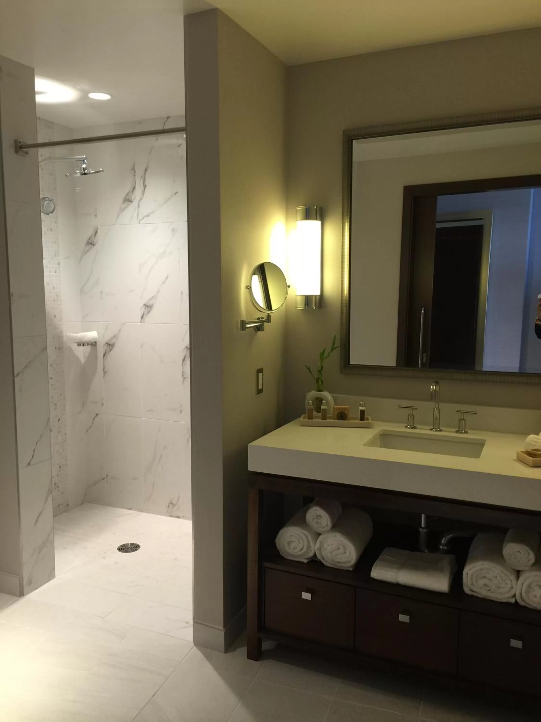 Shower in Parkwest Bicycle Casino