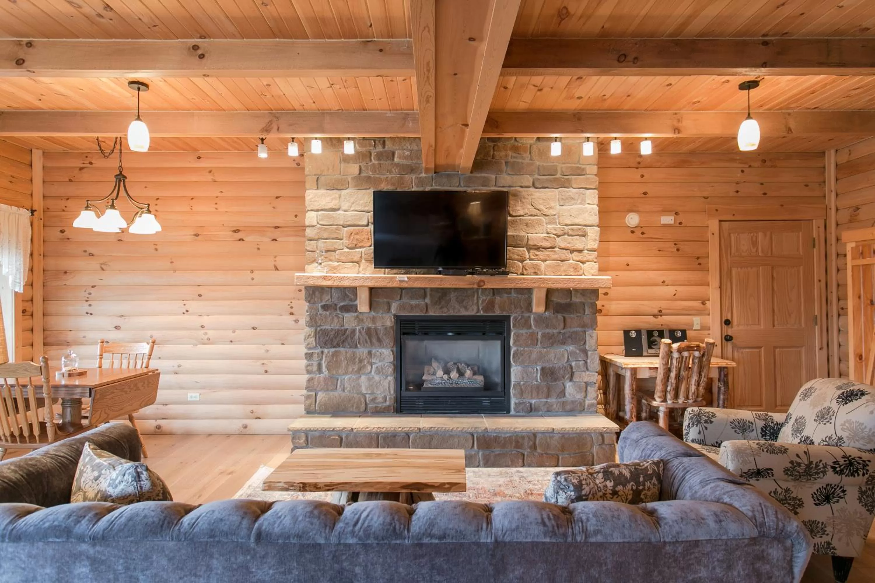 TV and multimedia in Coblentz Country Lodge by Amish Country Lodging