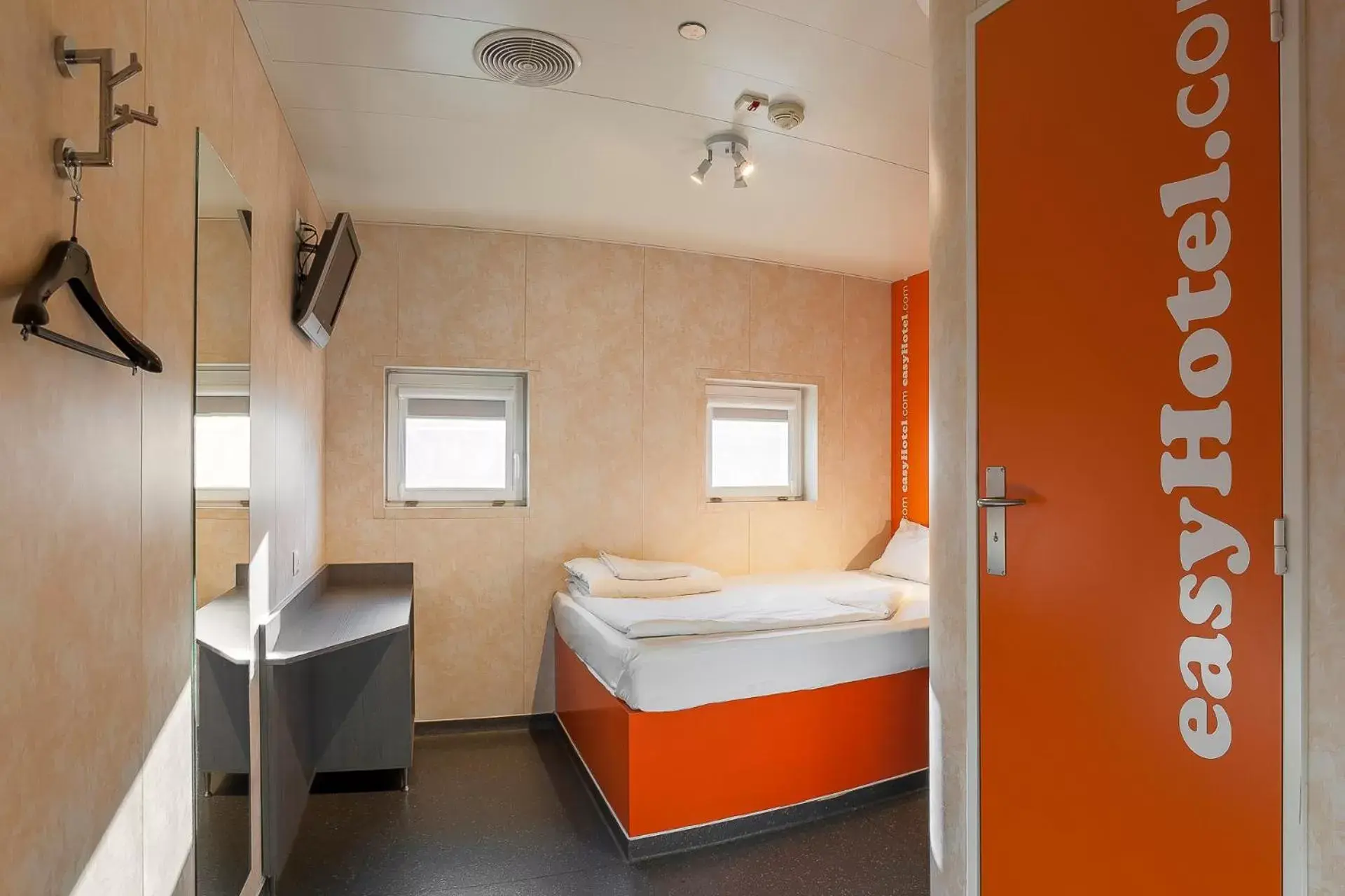 Bed, Bathroom in easyHotel Budapest Oktogon