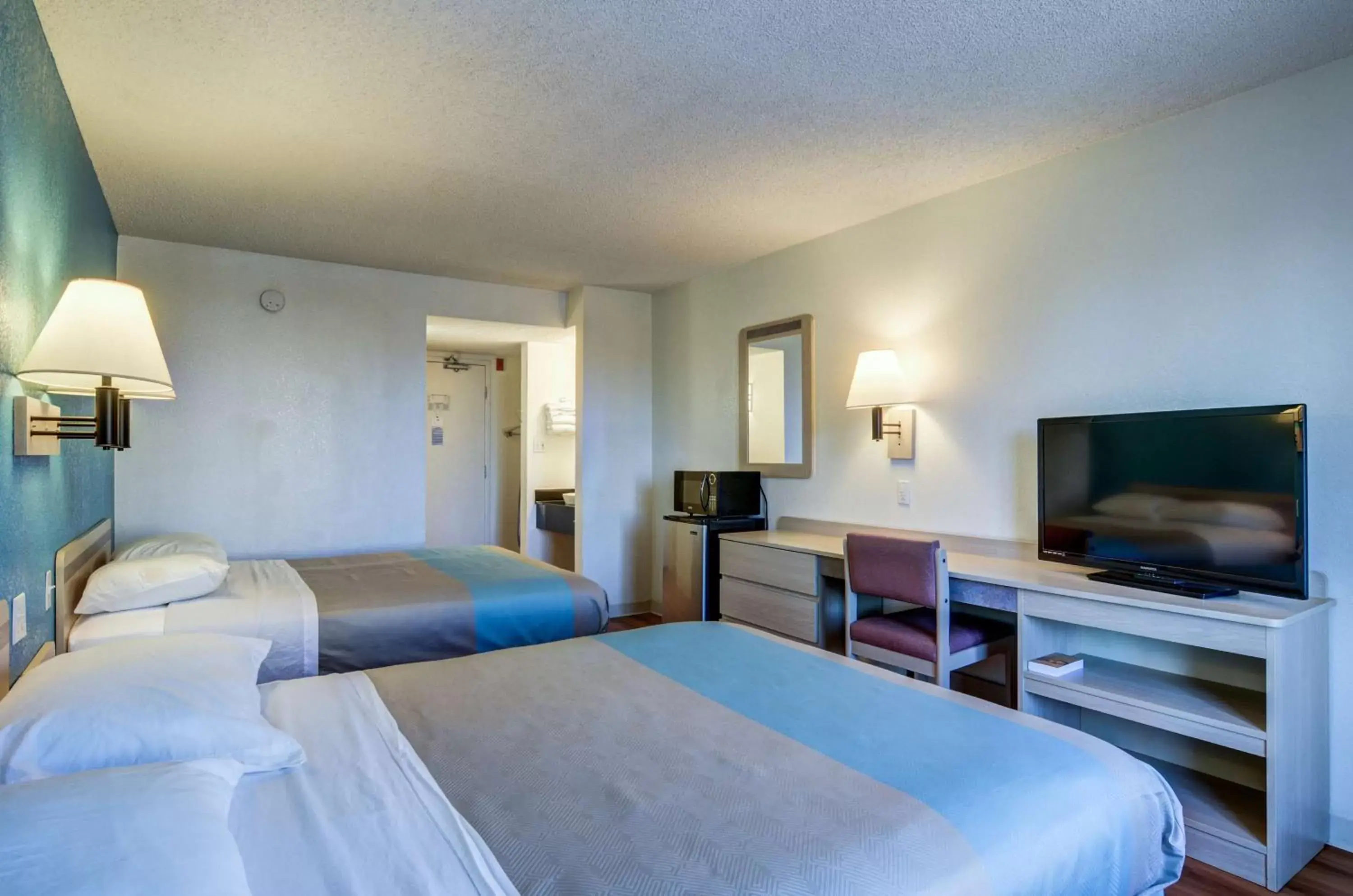 Bedroom, TV/Entertainment Center in Motel 6-Greenwood Village, CO - Denver - South Tech Center