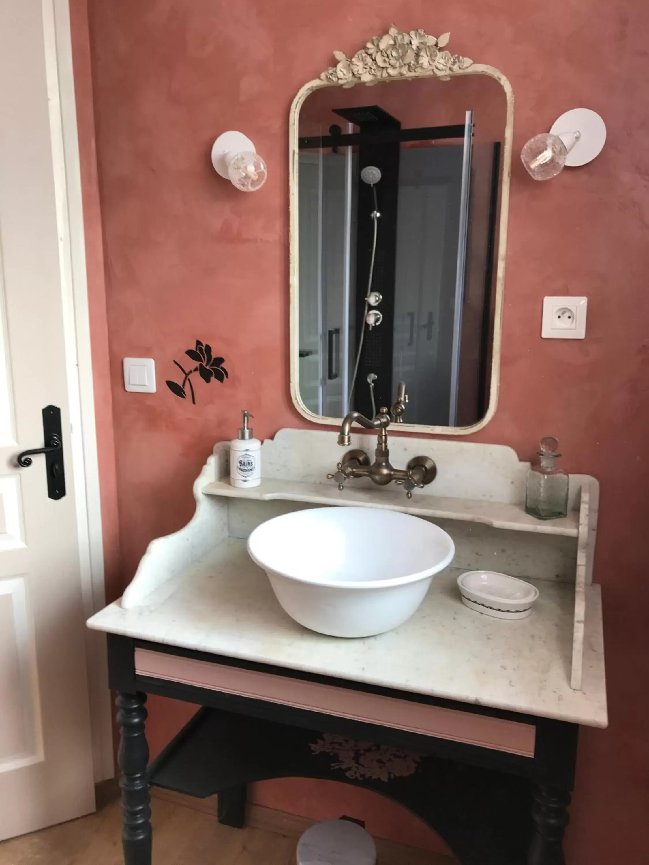 Bathroom in "La chambre des TISSERANDS"