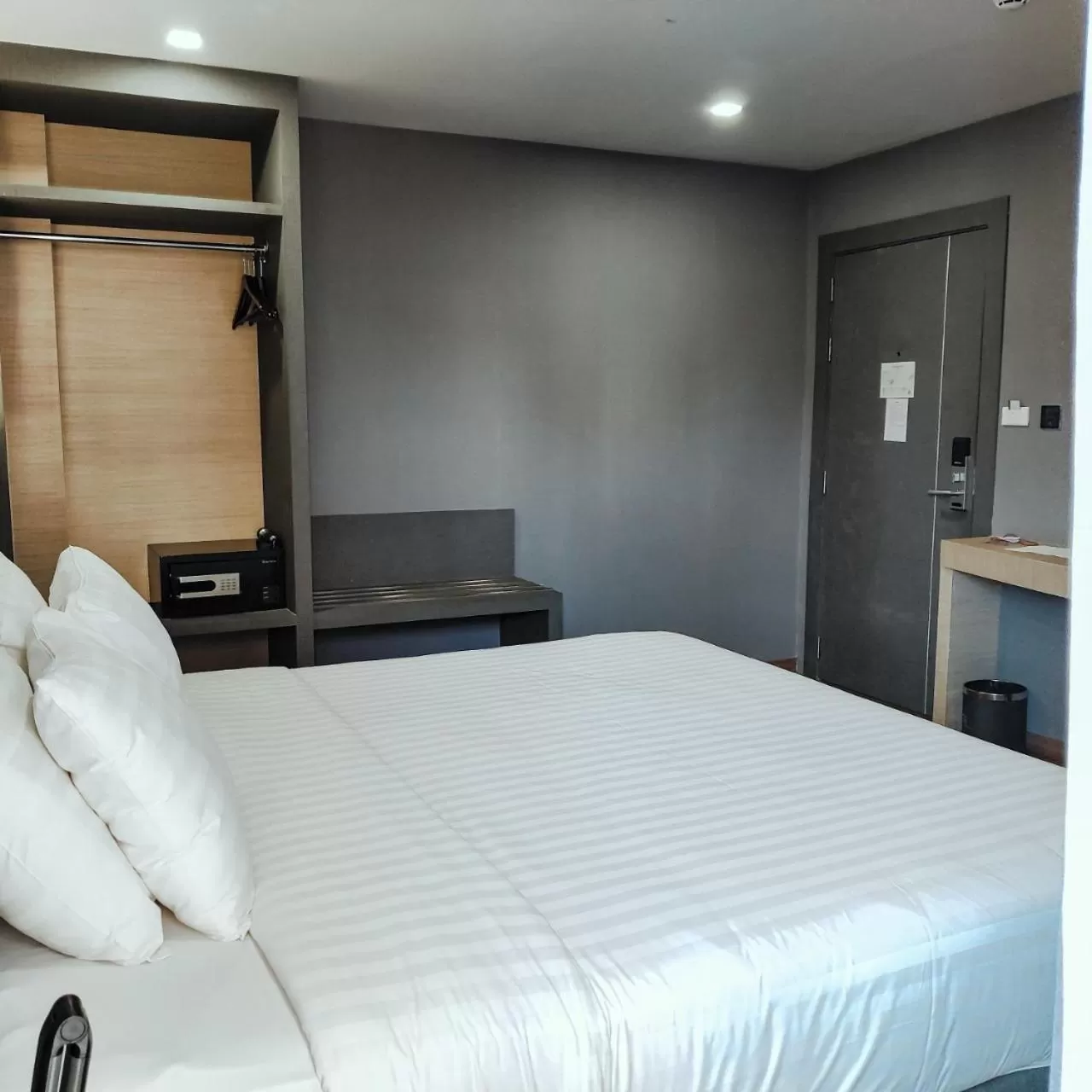 Bedroom, Bed in Hyde Park Hotel Bangkok